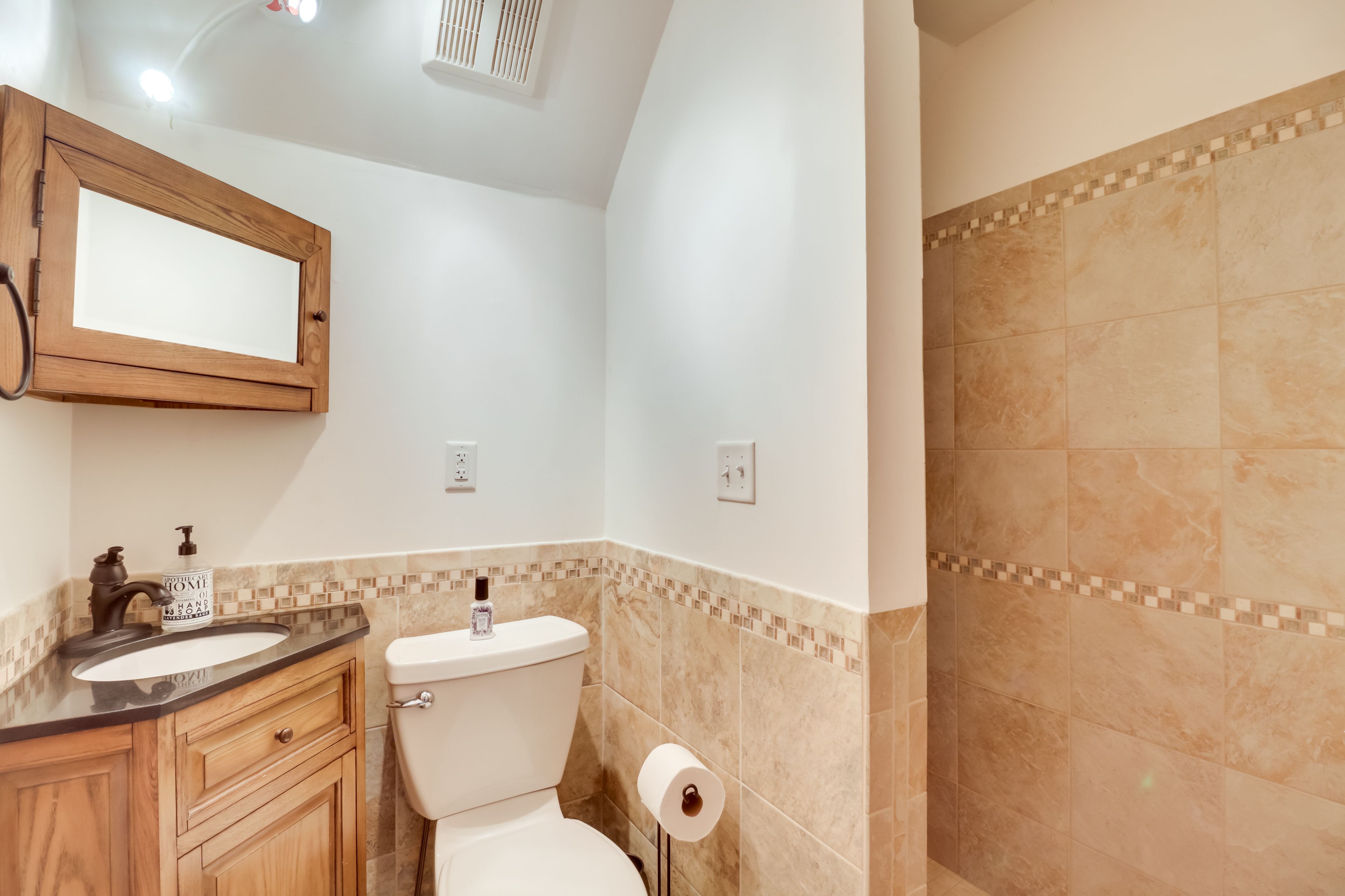 Full Bathroom | Towels Provided
