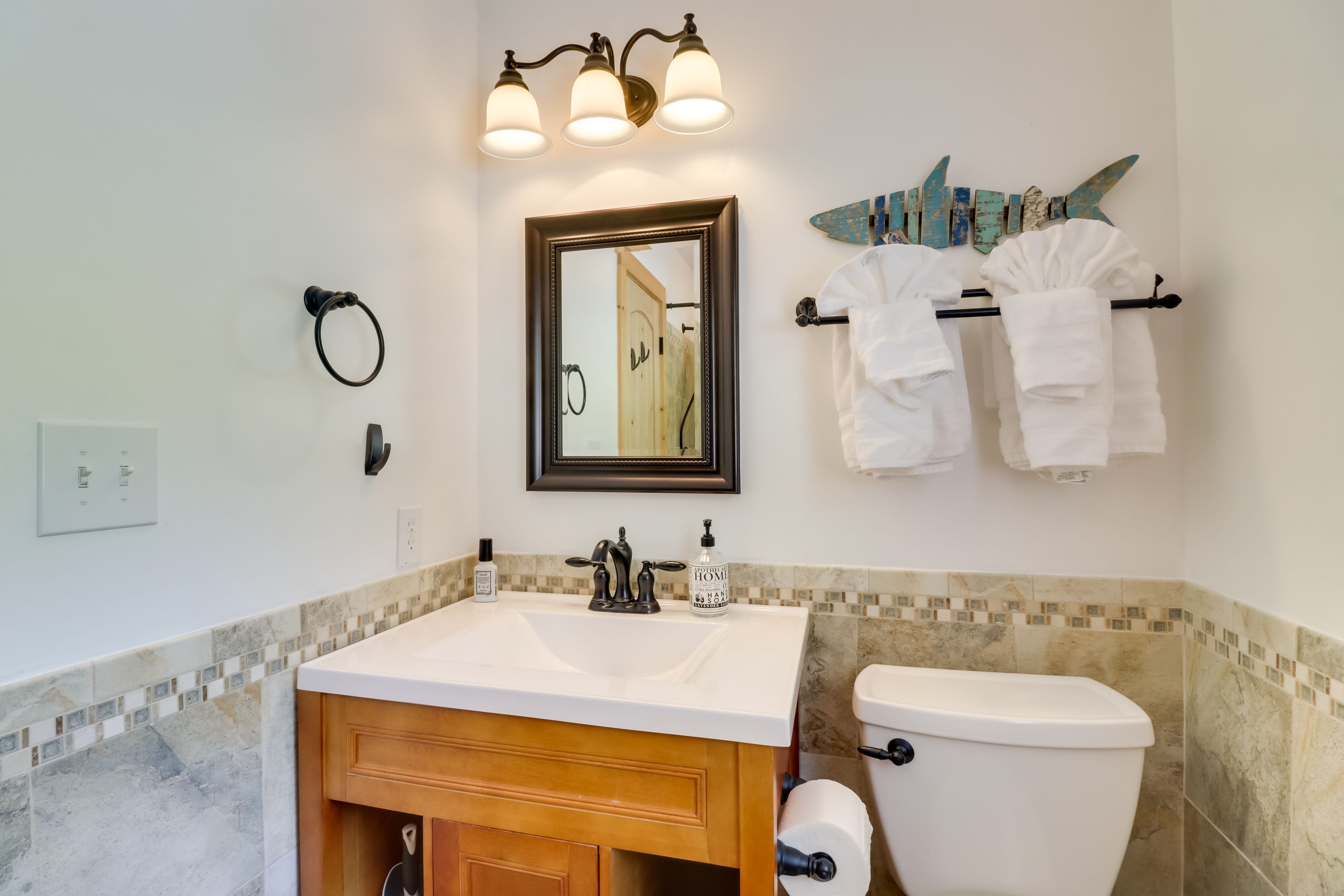 Full Bathroom | 1st Floor | Towels Provided