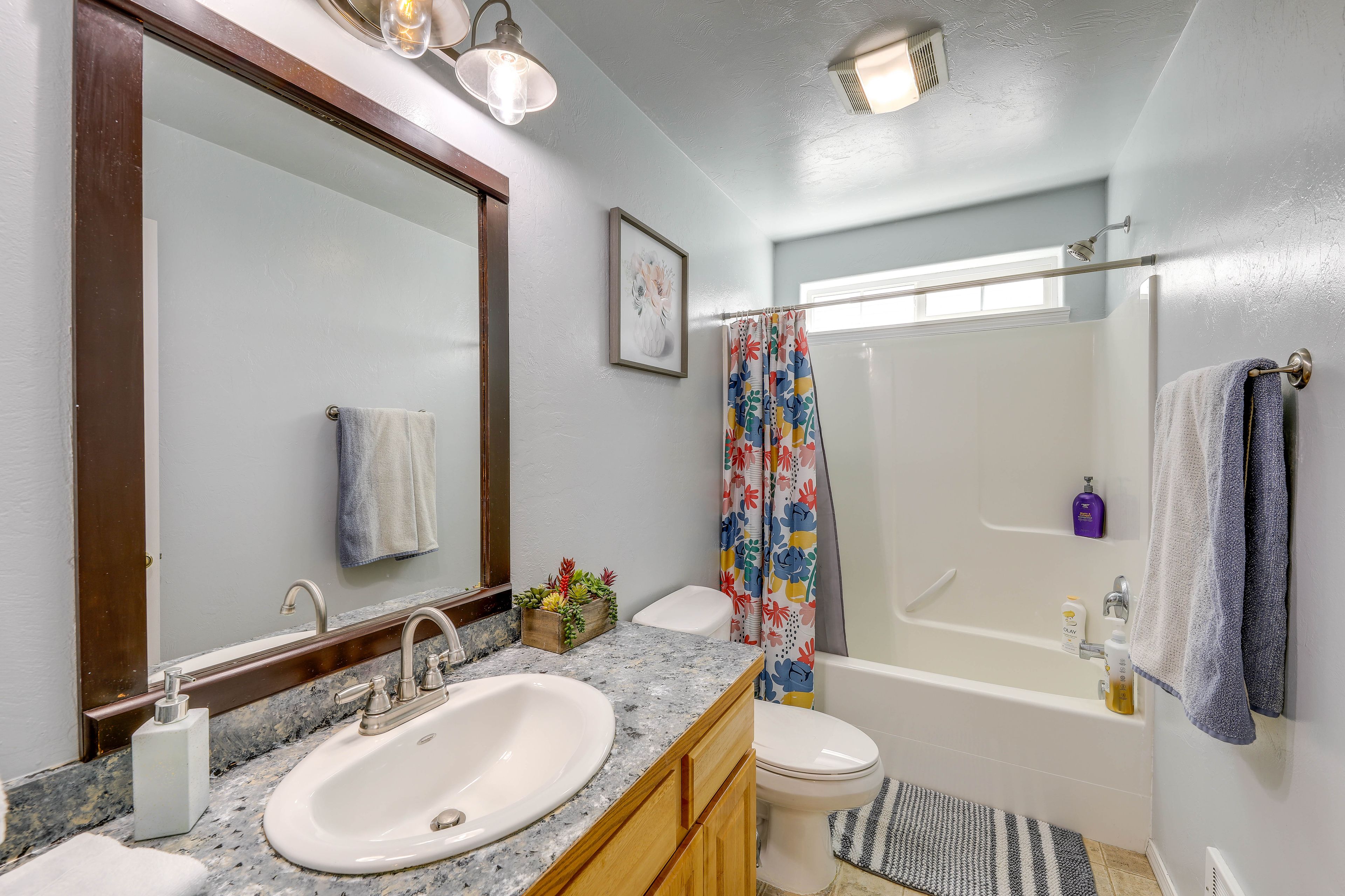 Full Bathroom | Complimentary Toiletries