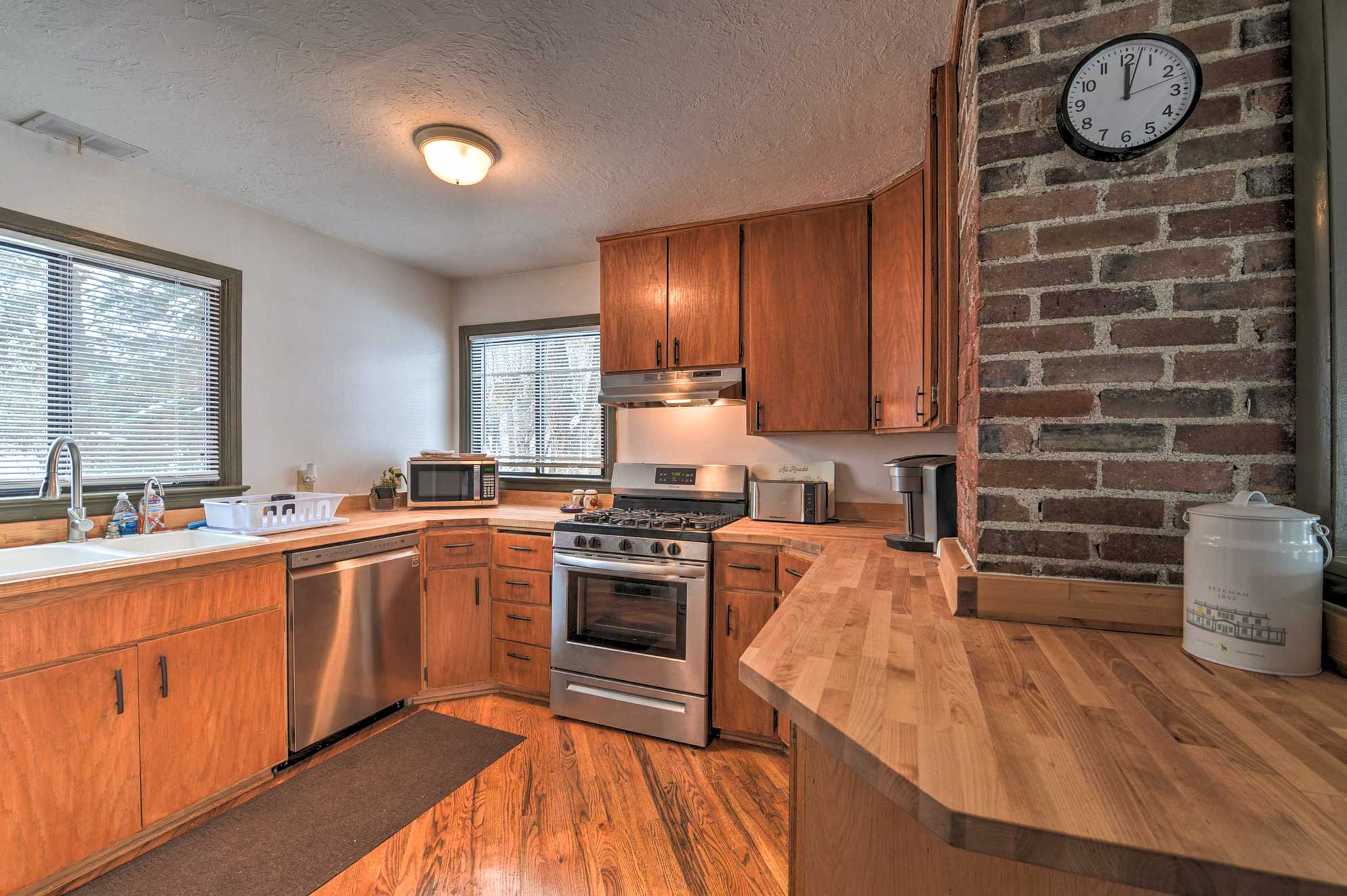 Kitchen | Paper Towels/Trash Bags Provided