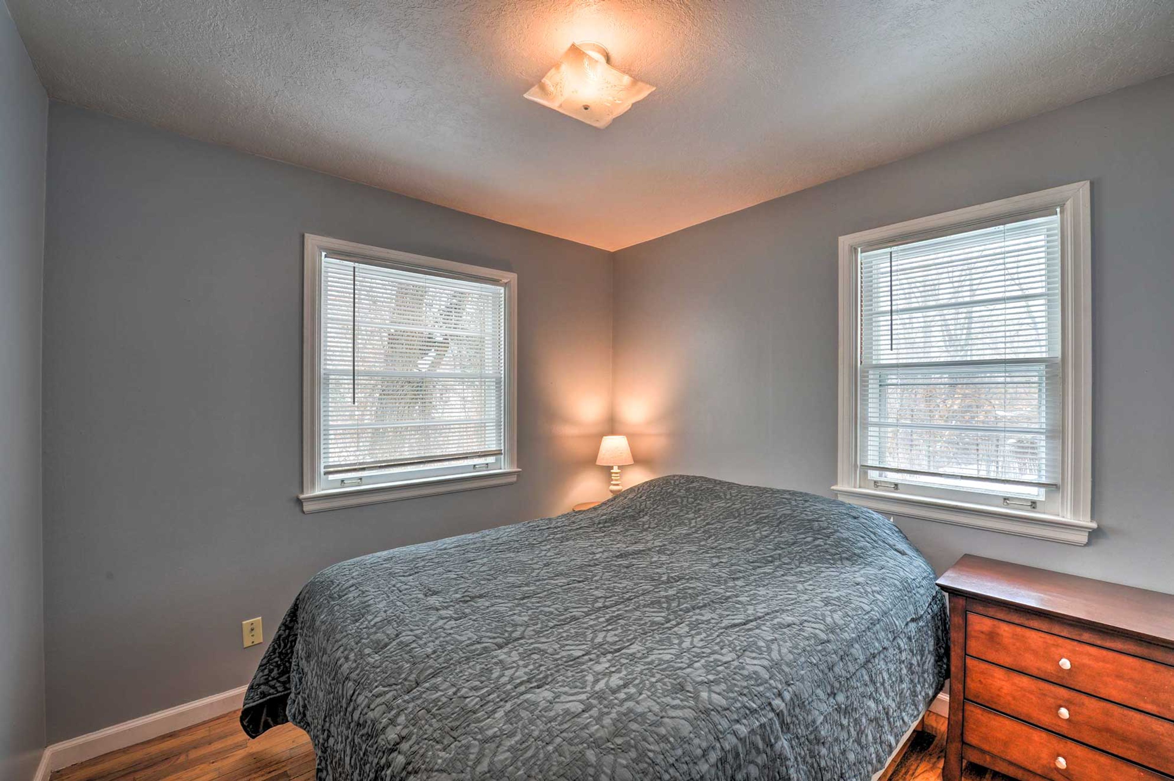 Bedroom 1 | Queen Bed | 1st Floor