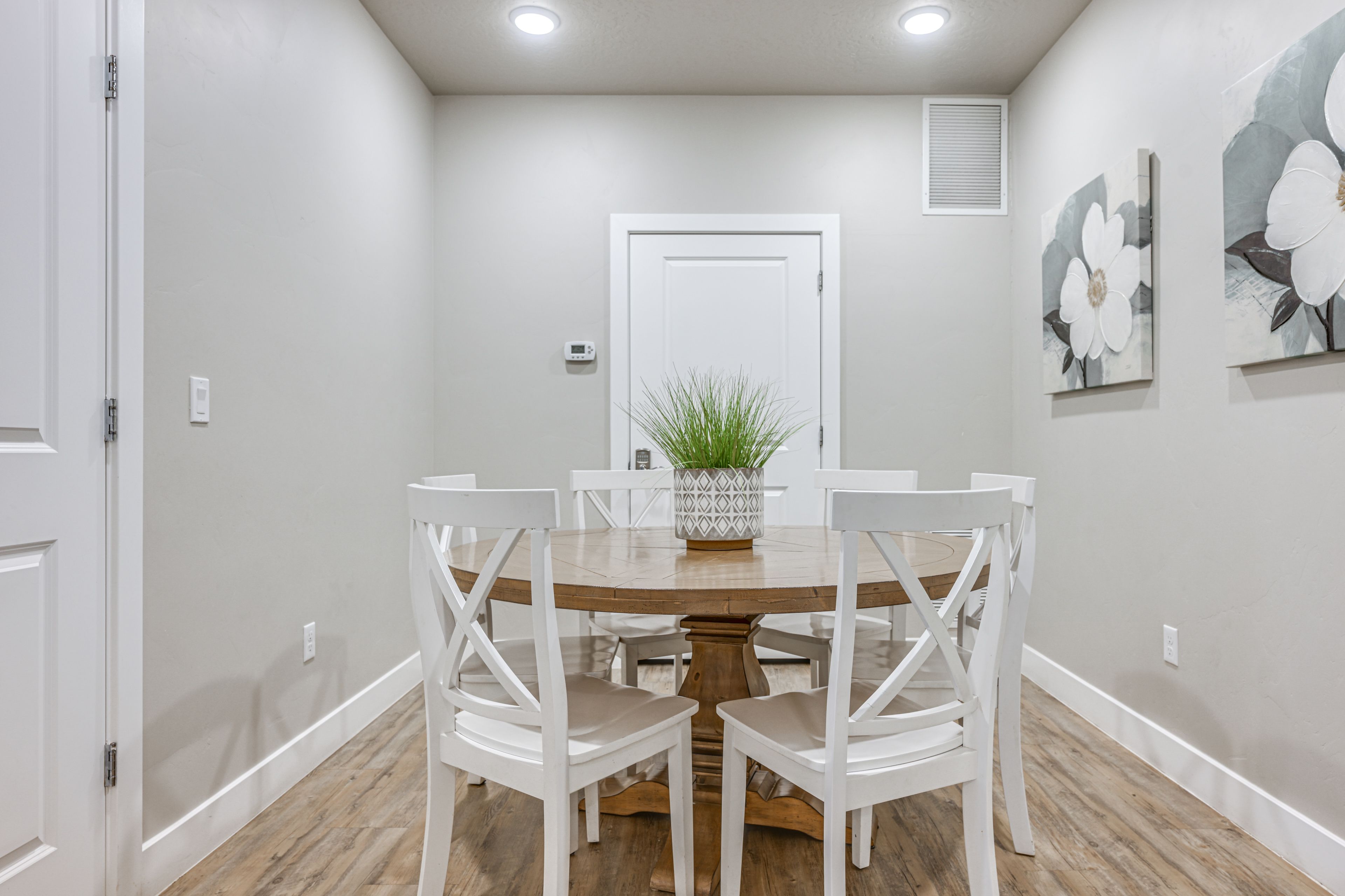 Dining Area | Dishware/Flatware Provided