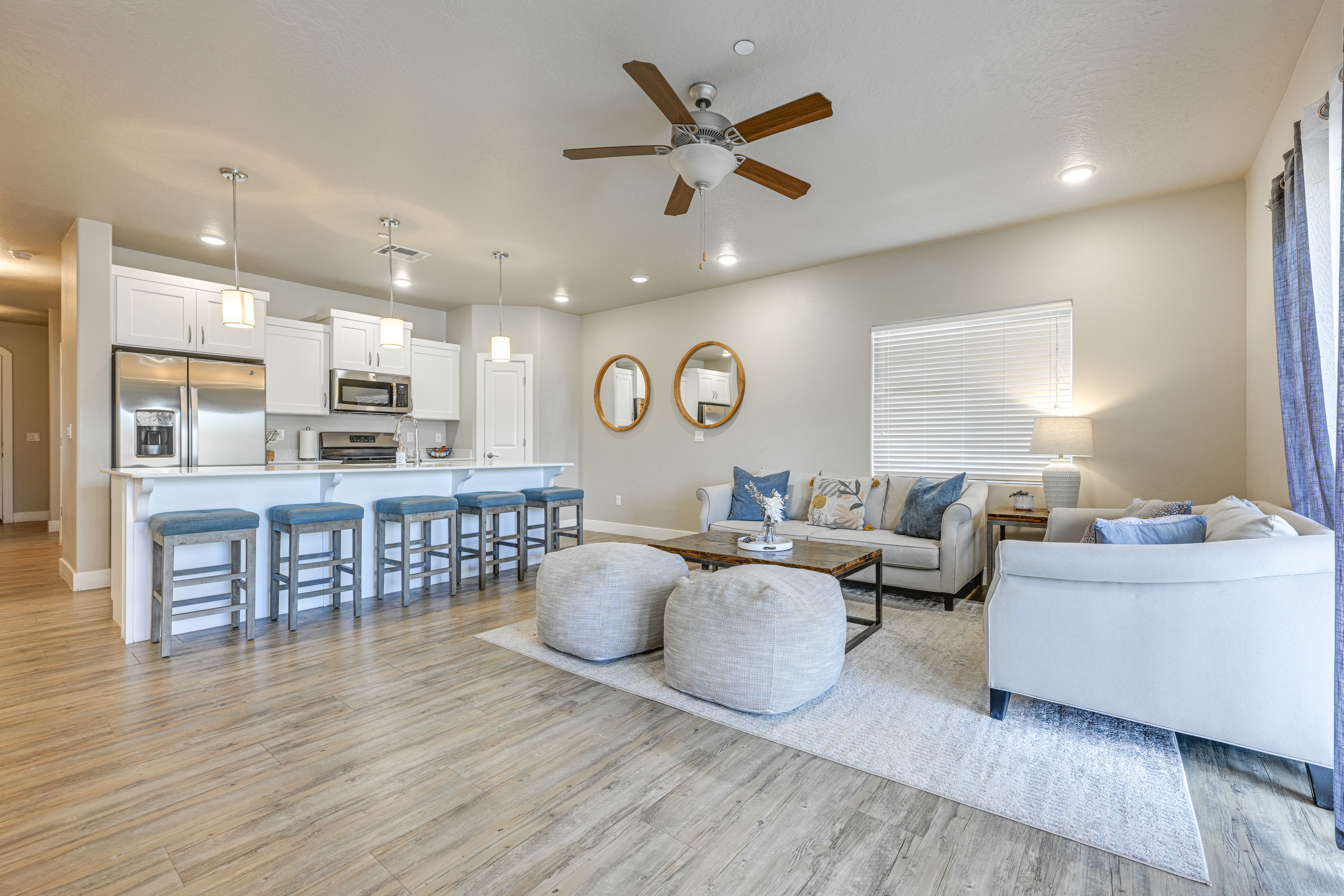 Living Room | Free WiFi | Central Heating & A/C | Smart TV