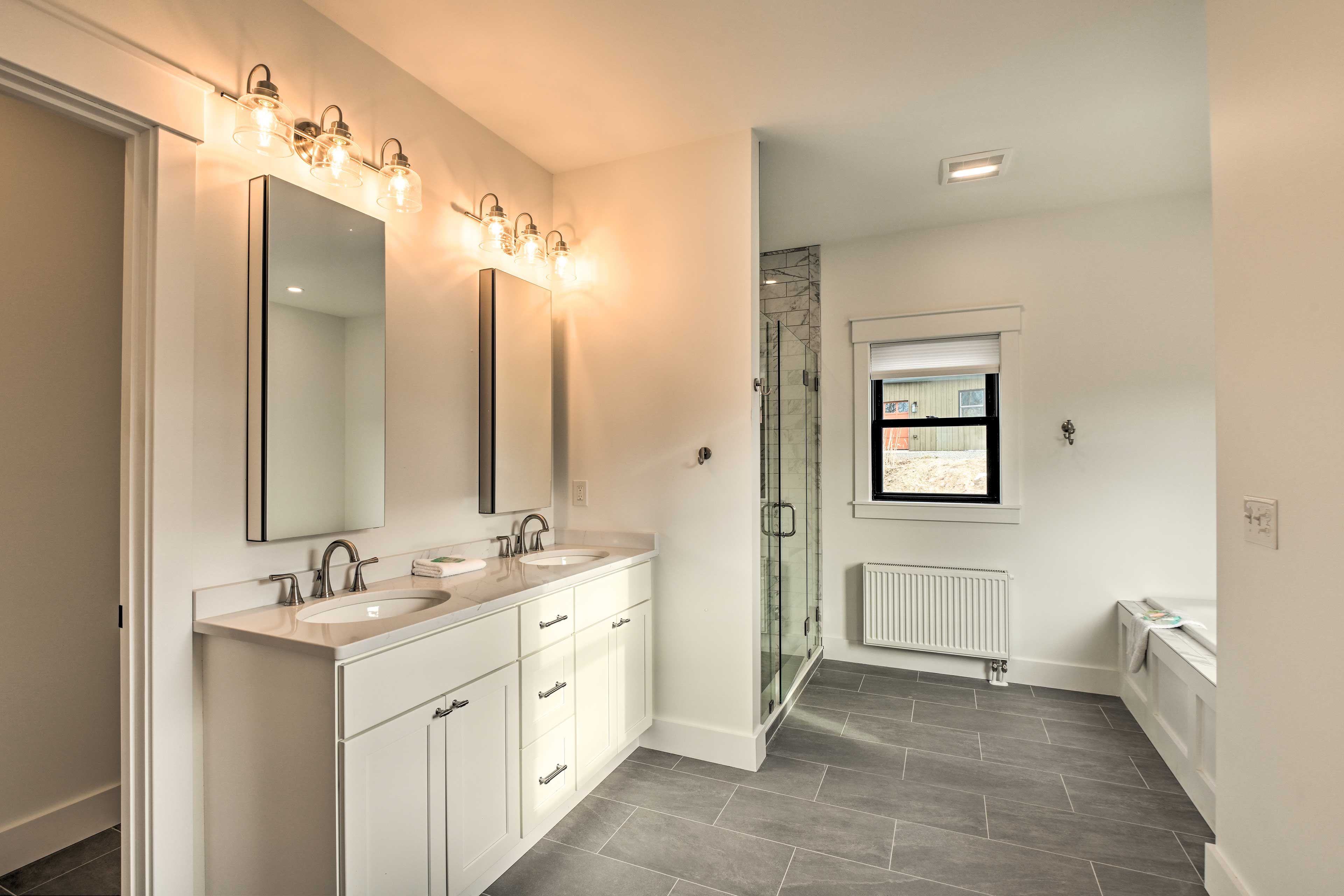 En-Suite Bathroom | Main Level | Towels Provided