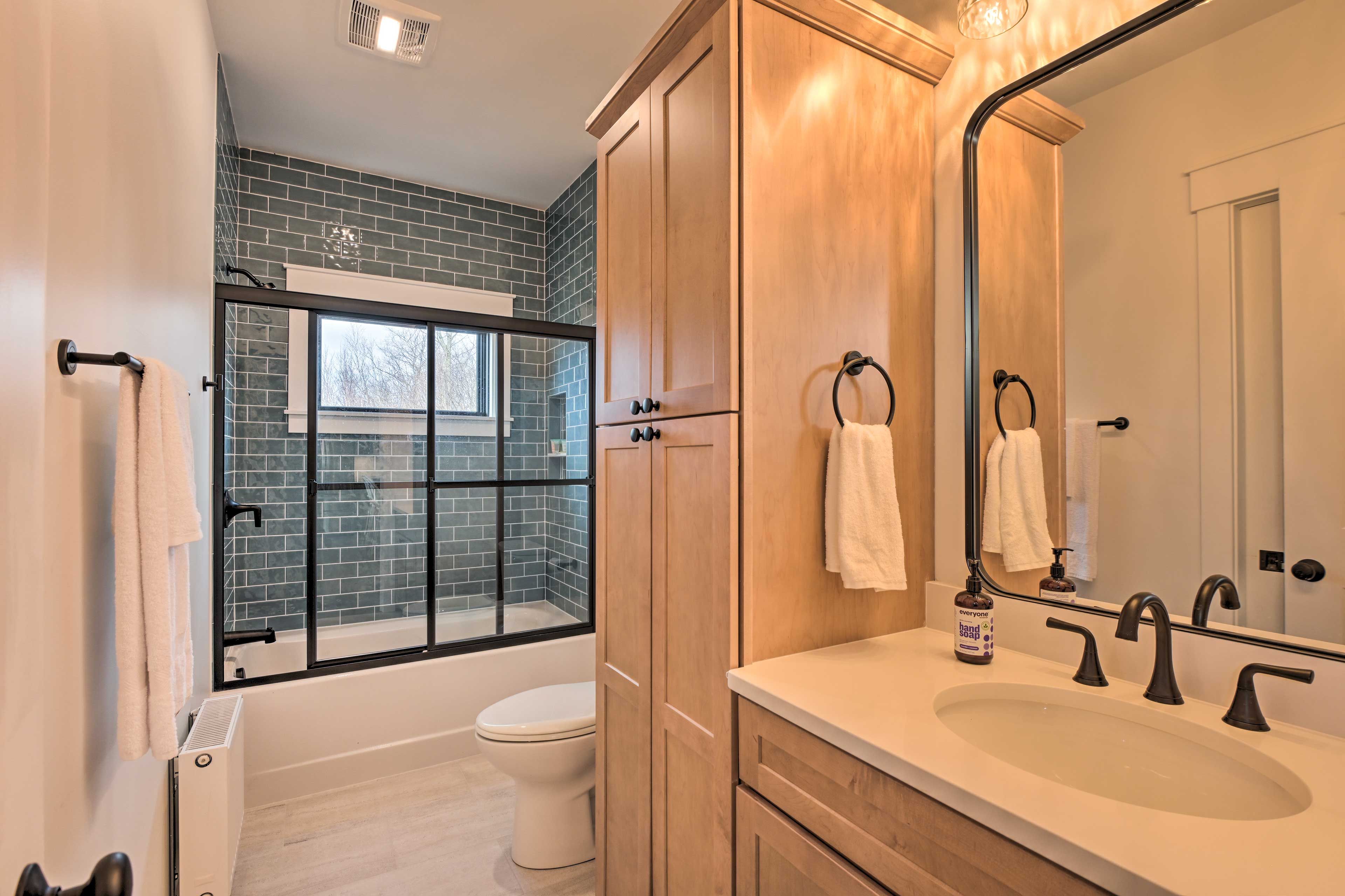 Full Bathroom | Main Level | Complimentary Toiletries
