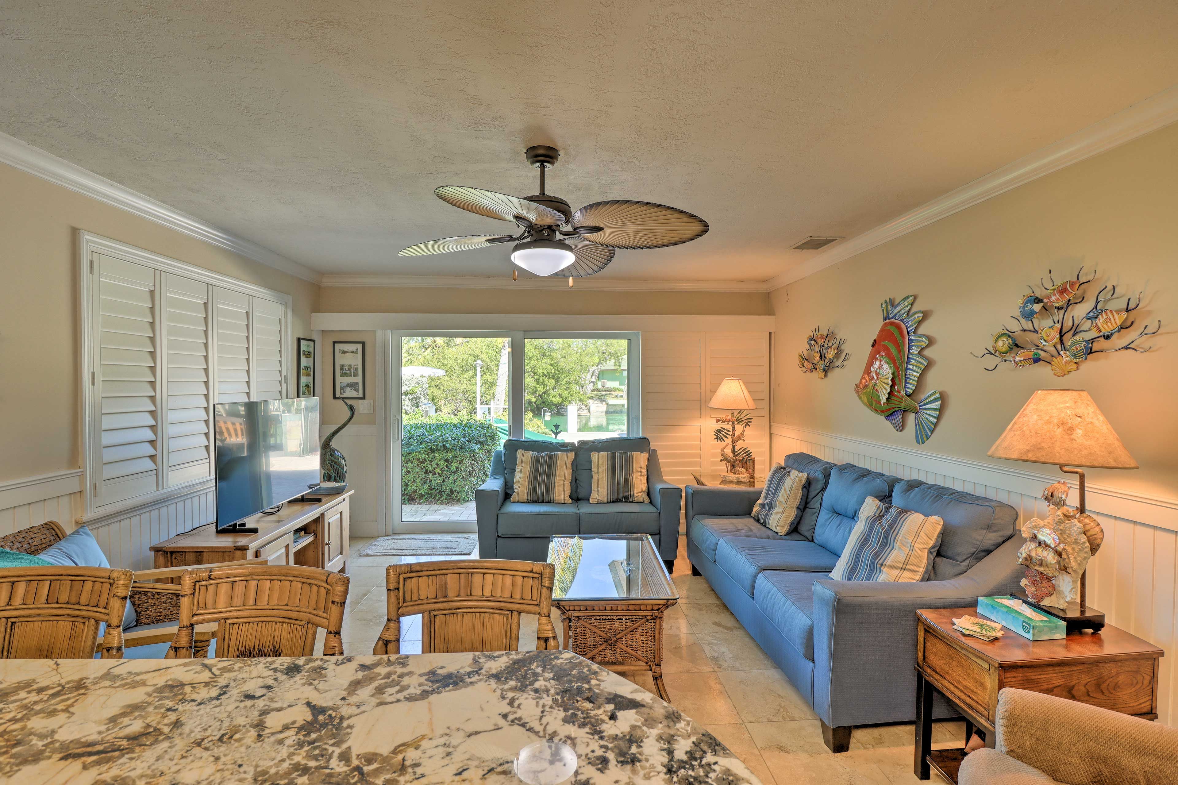 Living Room | Smart TV w/ Cable | Central A/C & Heating
