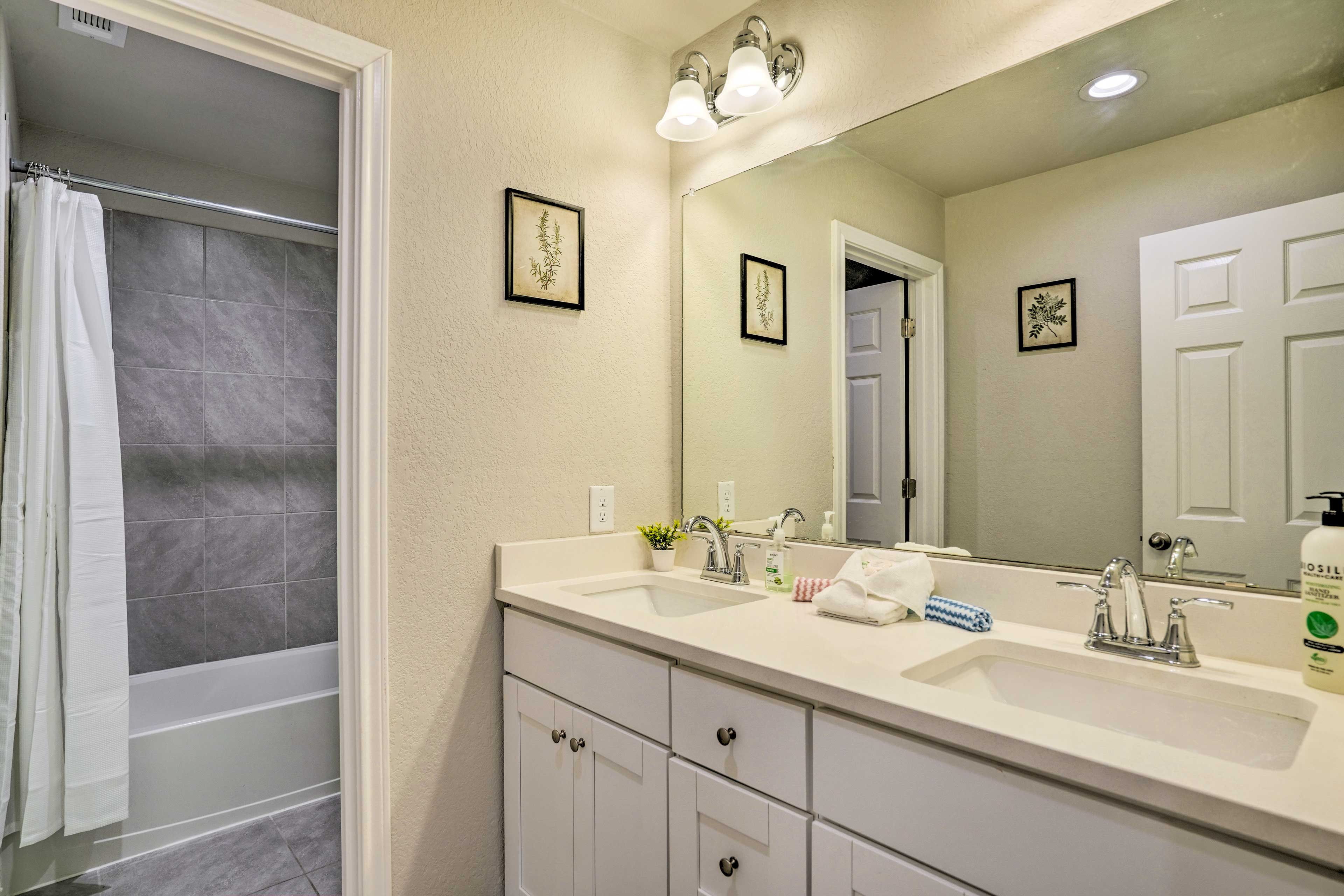 Full Bathroom | Towels Provided