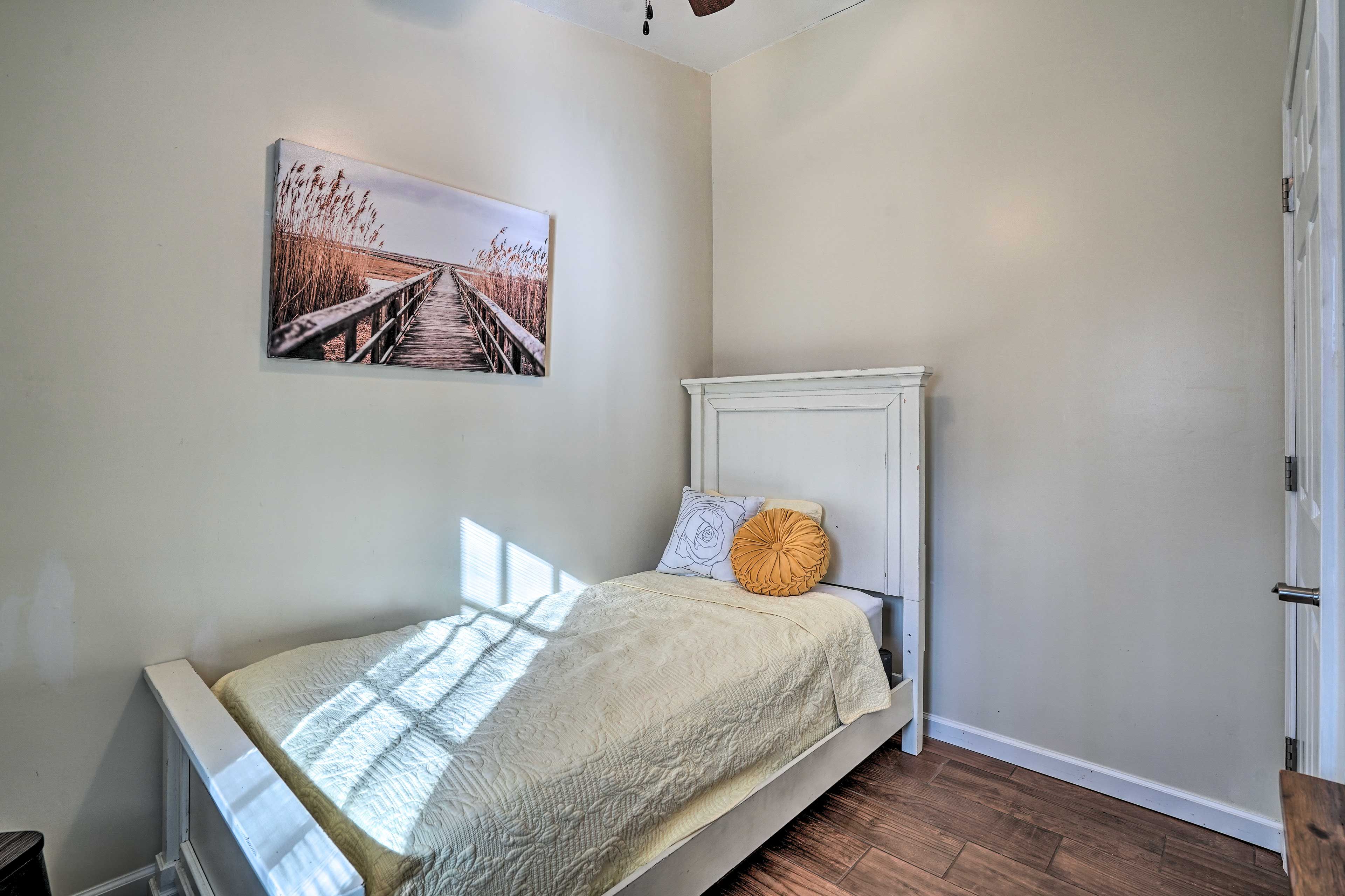 Bedroom 2 | Twin Bed | Desk