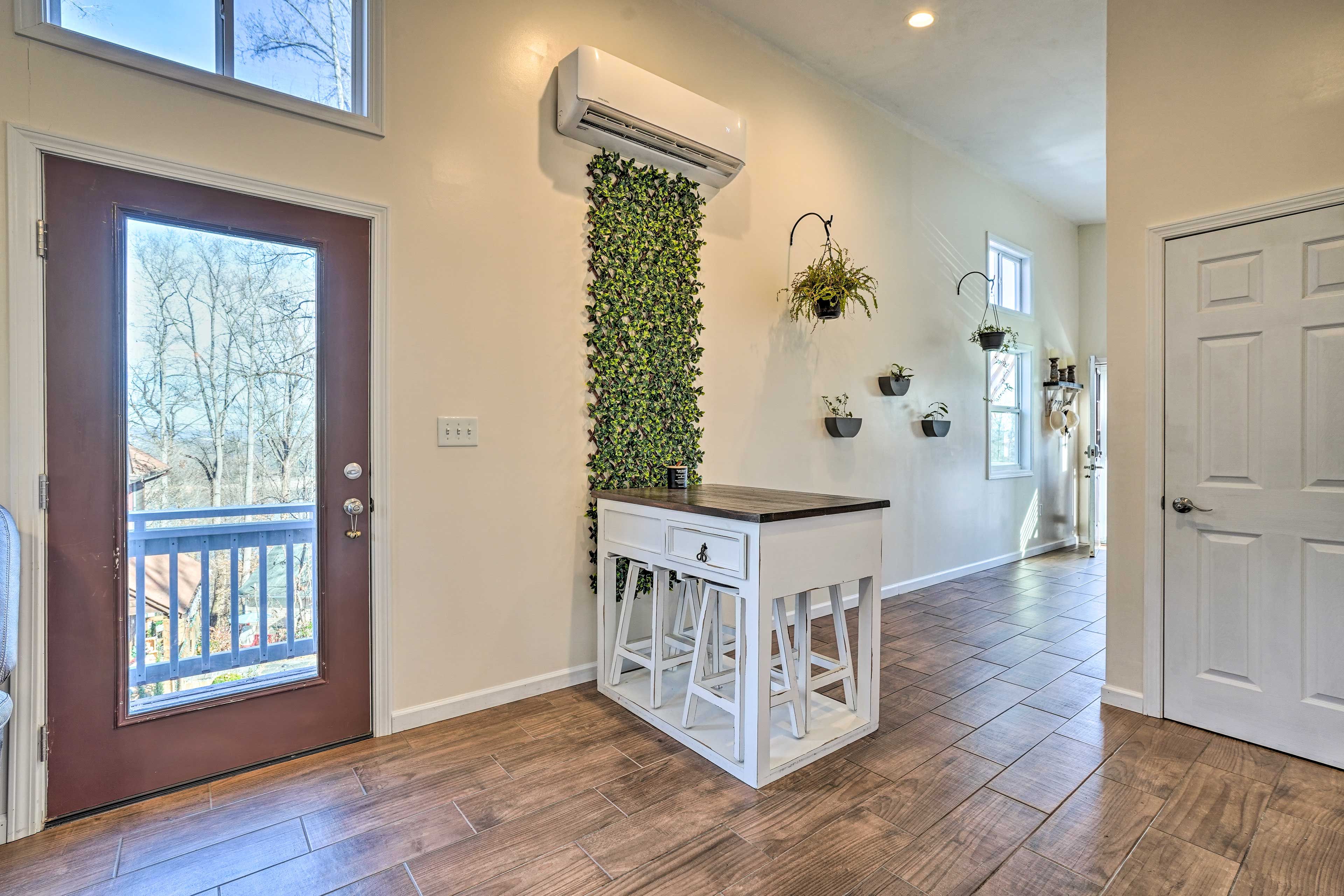 Dining Area | Dishware/Flatware Provided | Laptop Friendly