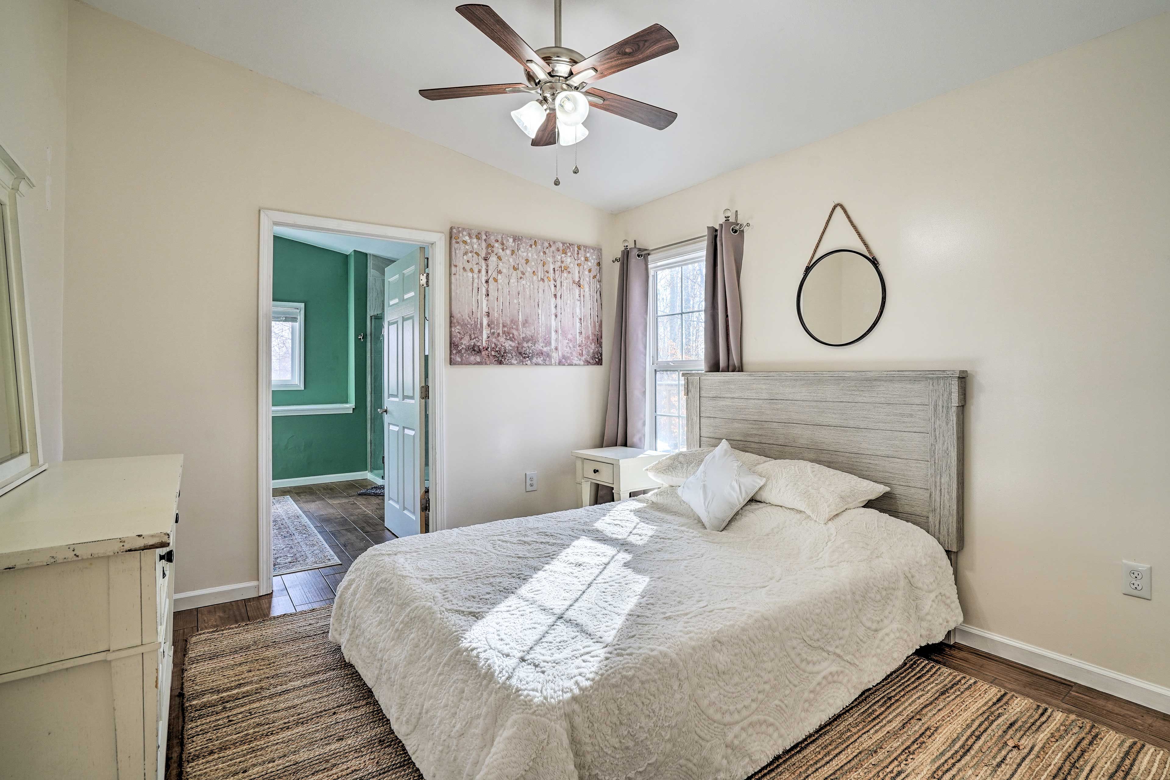 Bedroom 1 | Queen Bed | En-Suite Bathroom
