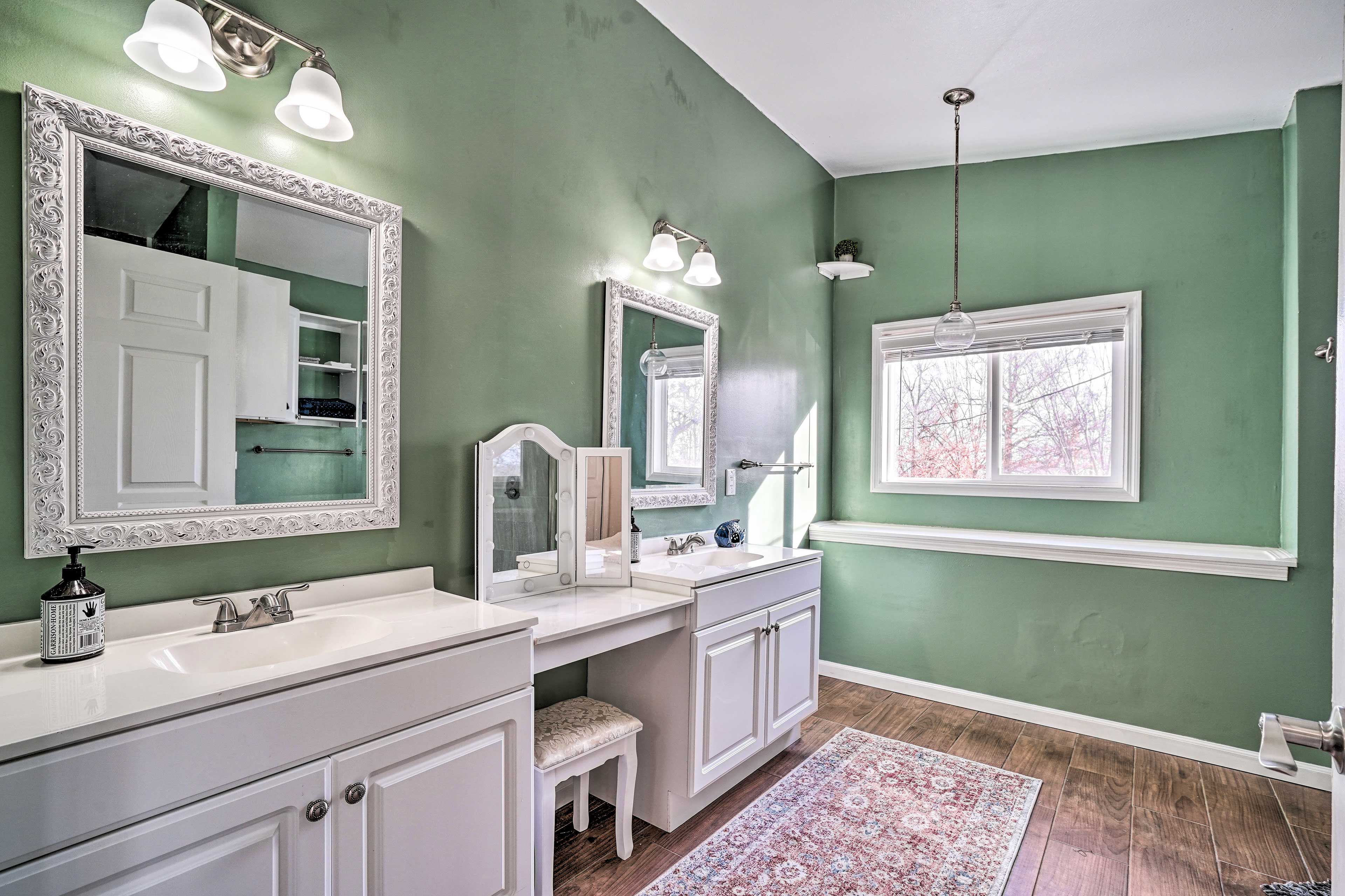 En-Suite Bathroom | Double Sinks | Complimentary Toiletries