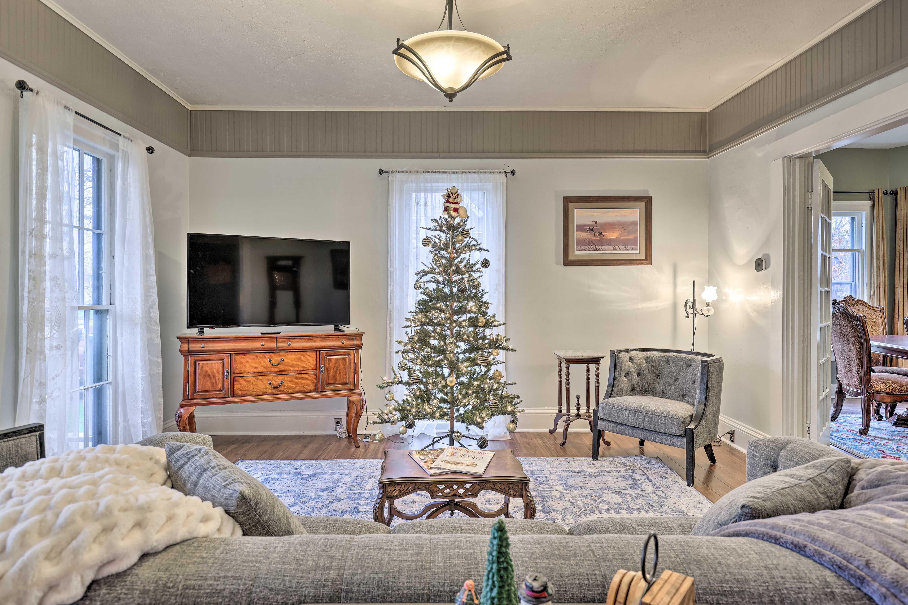 Living Room | Queen Sleeper Sofa | Smart TV
