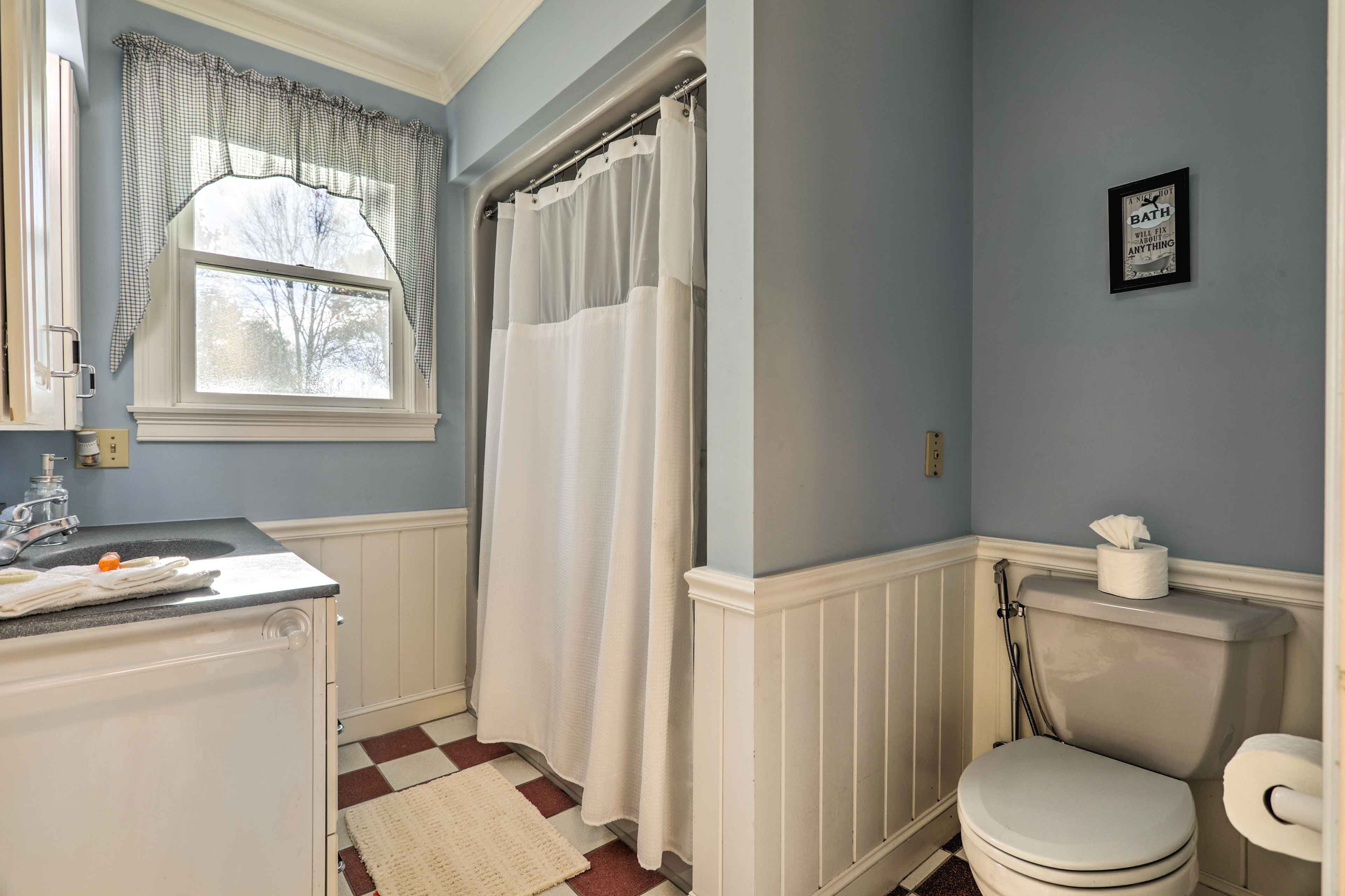 Bathroom | Complimentary Toiletries | Towels Provided