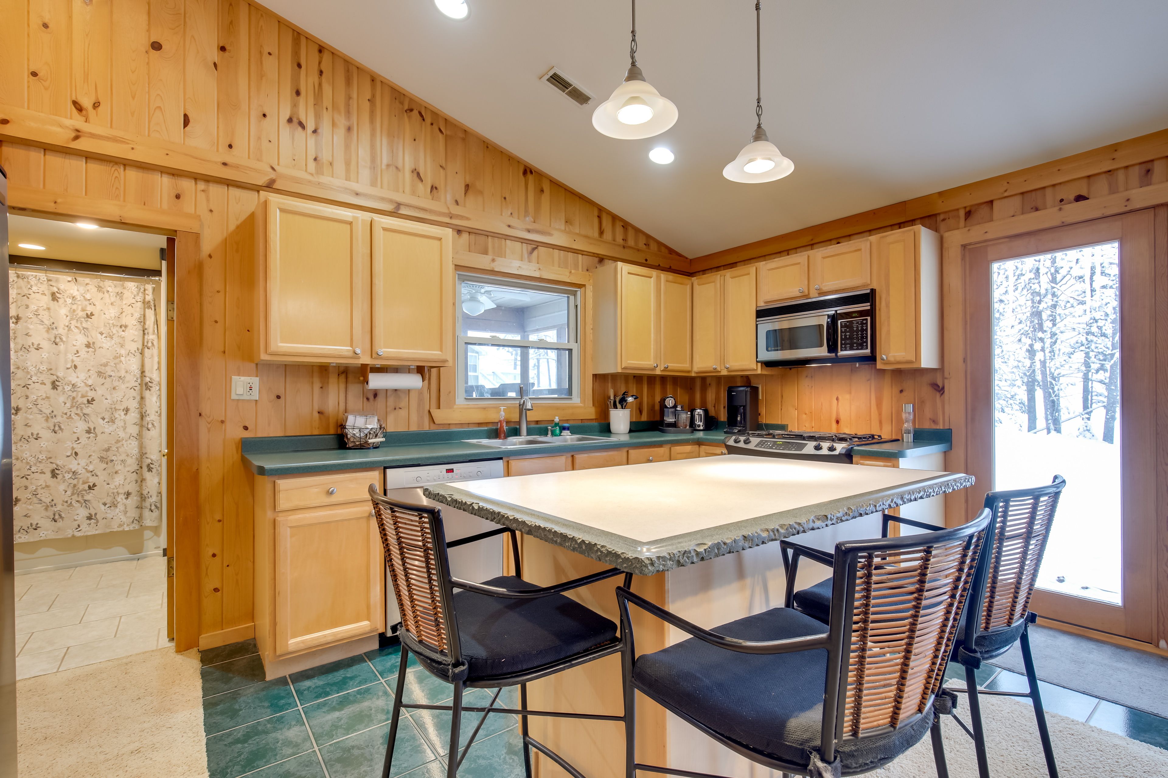 Full Kitchen | Cooking Basics | Coffee Maker | Blender | Toaster | Crockpot