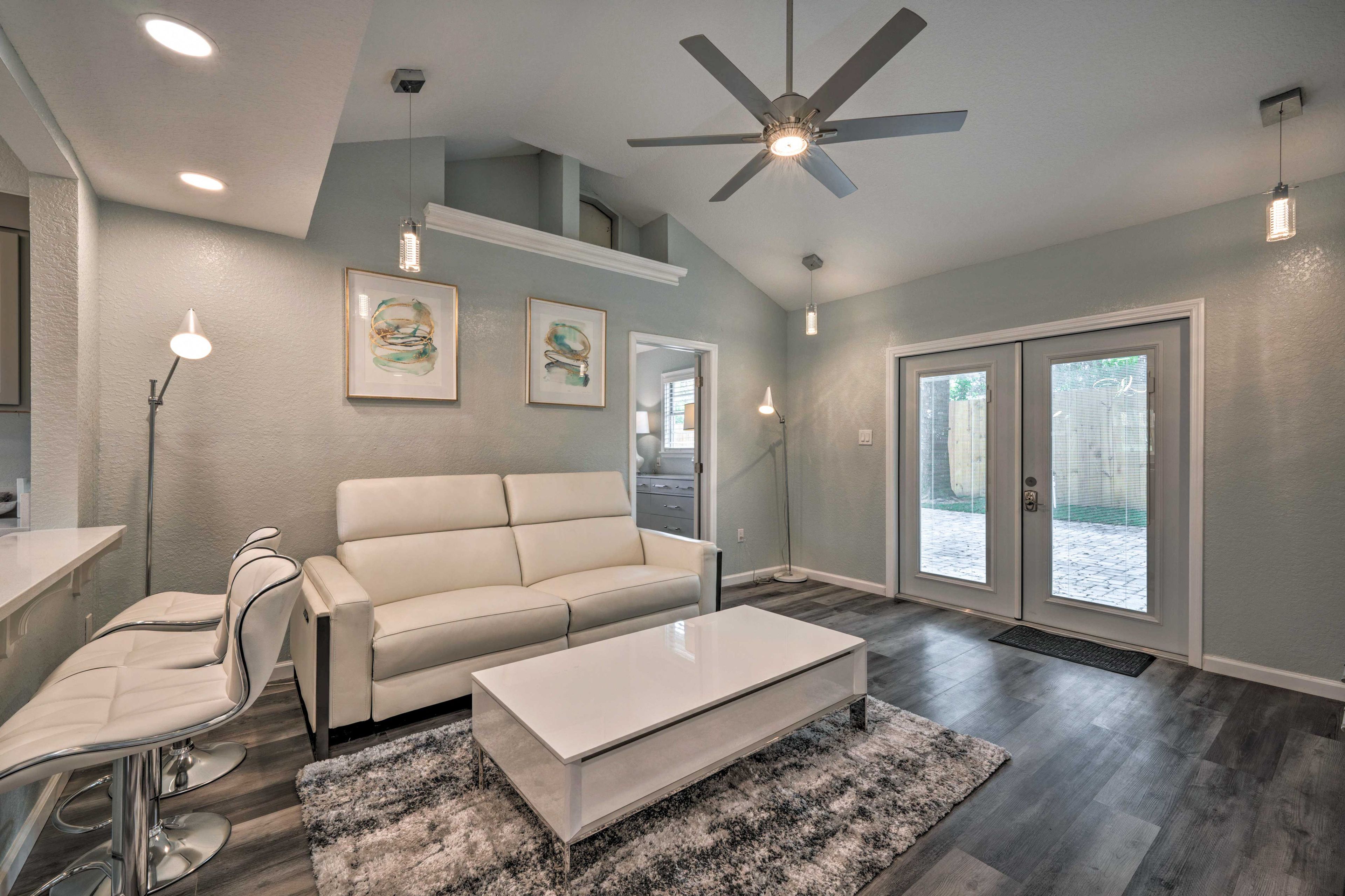 Living Room | Free WiFi | Central A/C | Smart TV