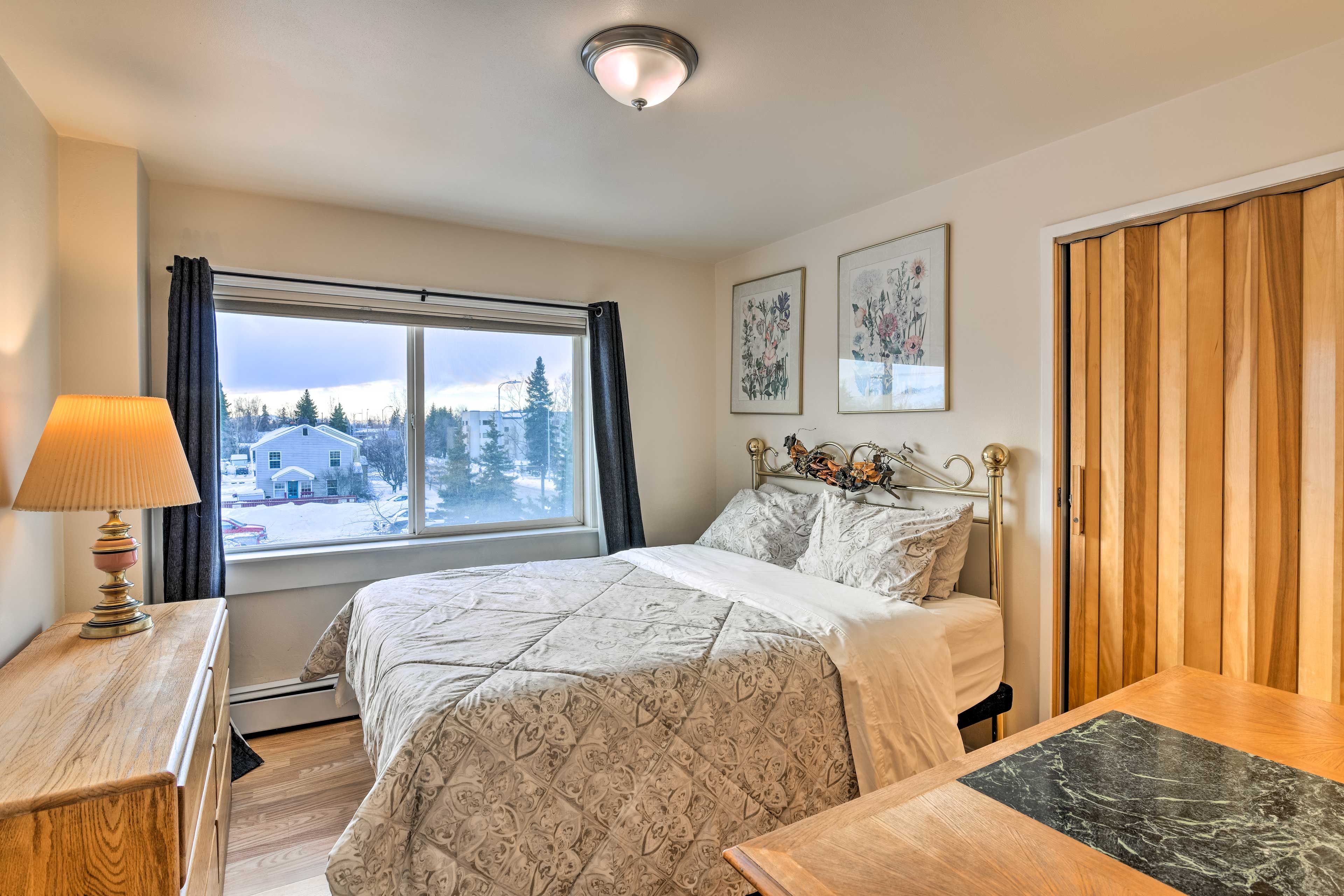 Bedroom | Queen Bed | Linens & Towels Provided