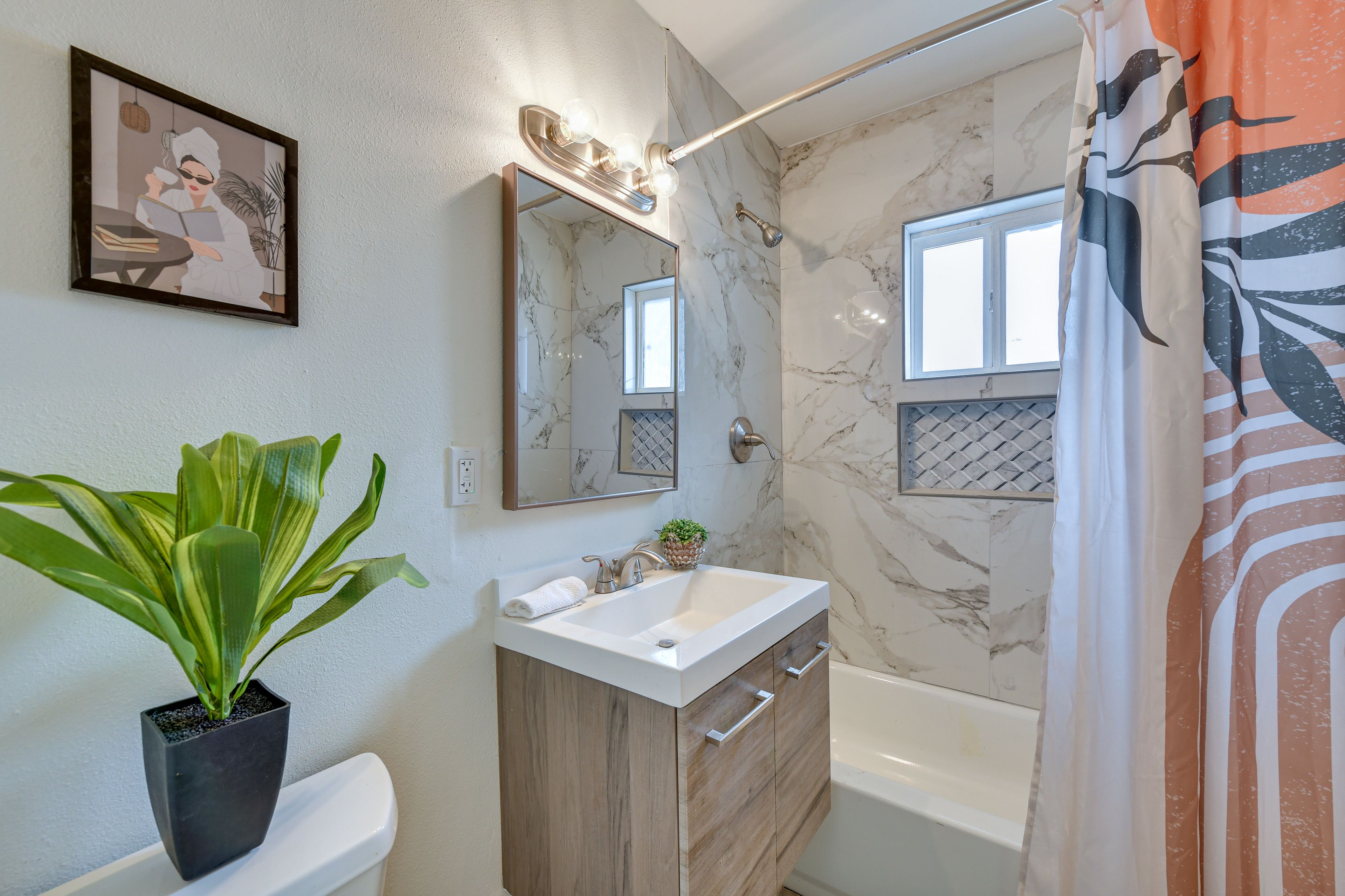 Full Bathroom | Shower/Tub Combo