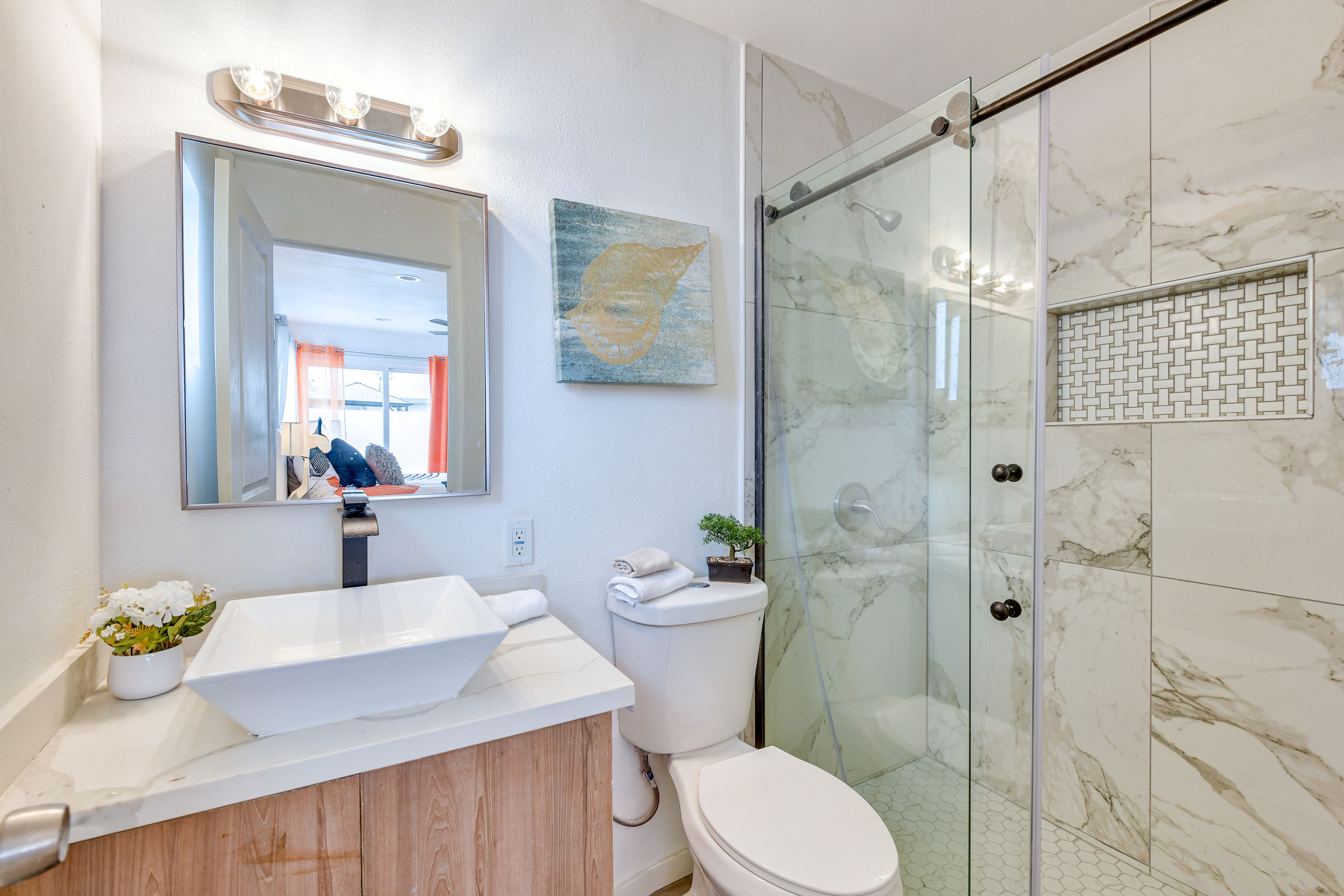 Full Bathroom | Towels Provided