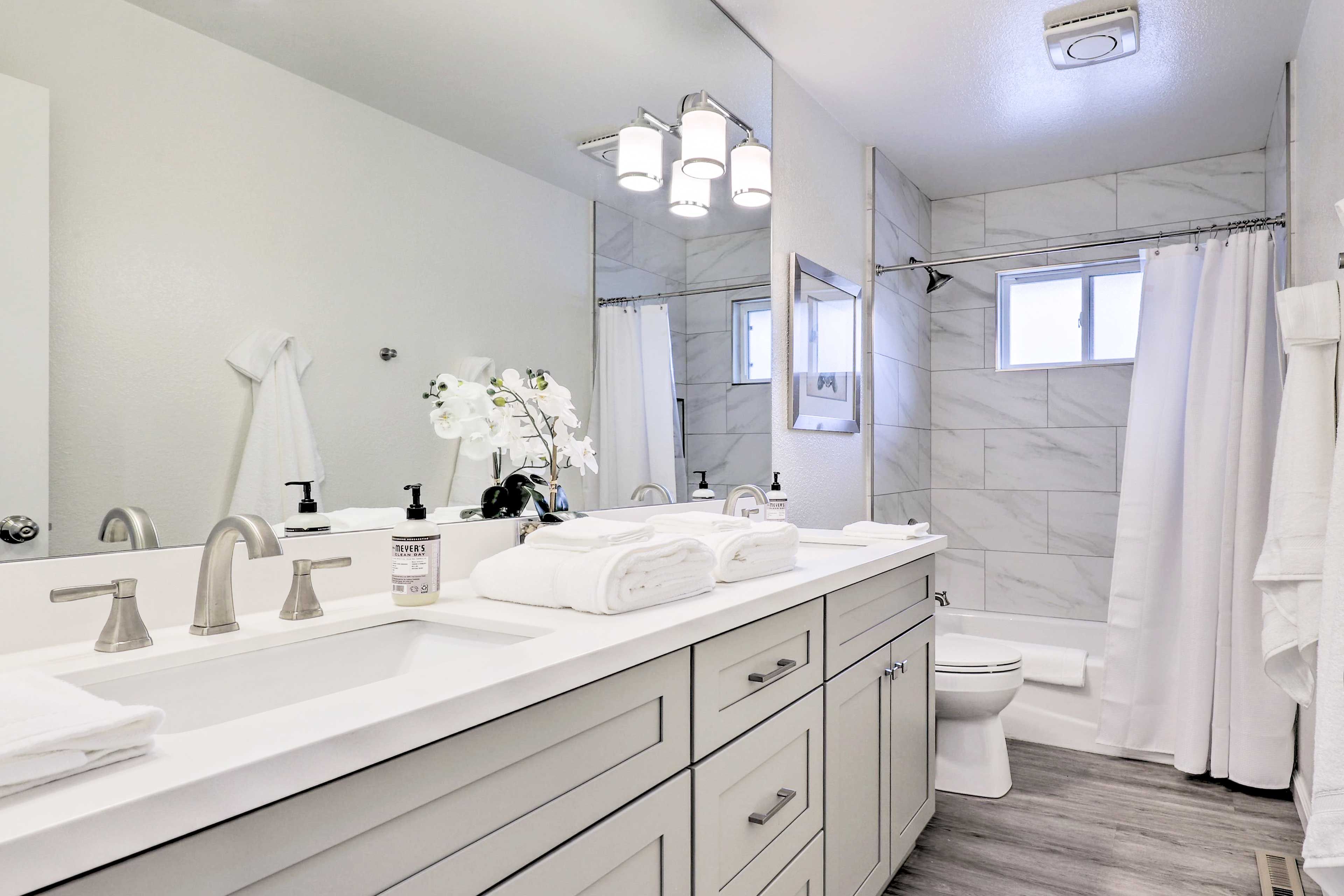 Full Bathroom | Complimentary Toiletries | Hair Dryer