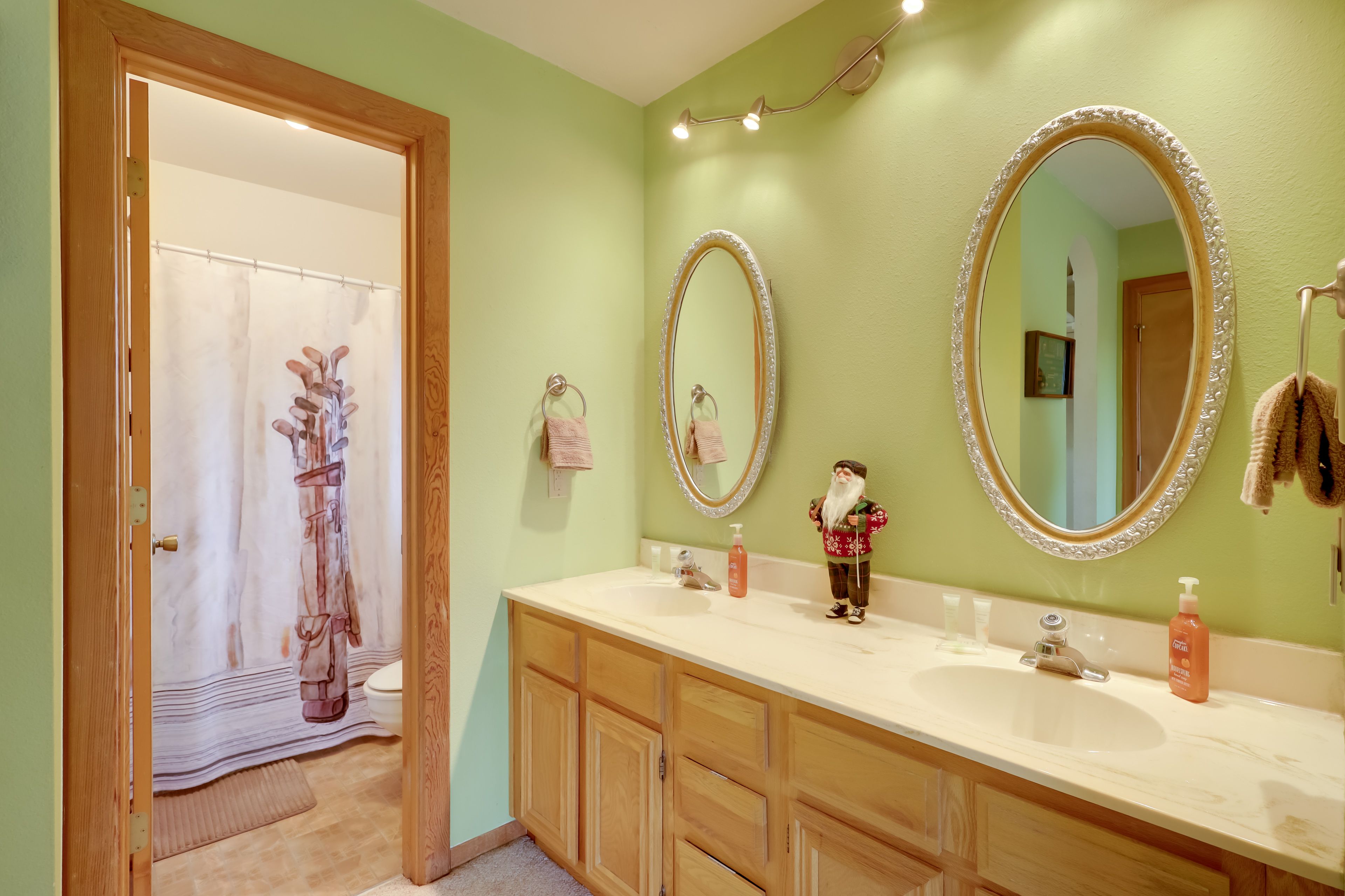 Full Bathroom | 2nd Floor | Towels Provided