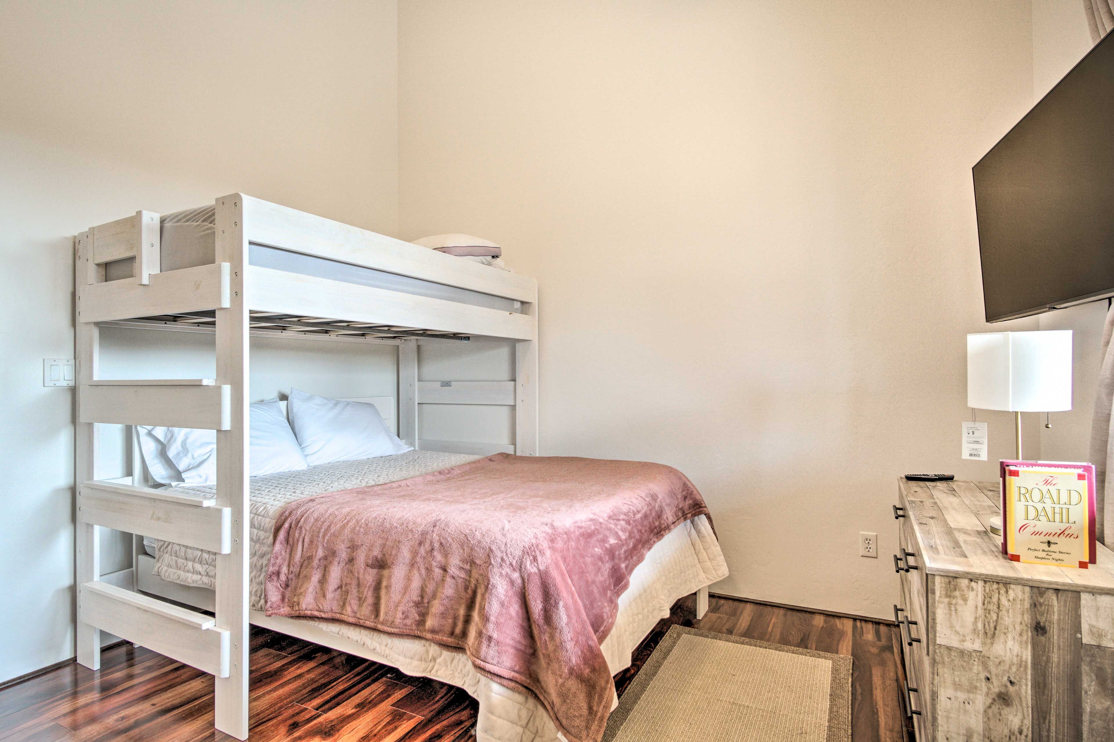 Bedroom 3 | Twin/Queen Bunk Bed | Smart TV