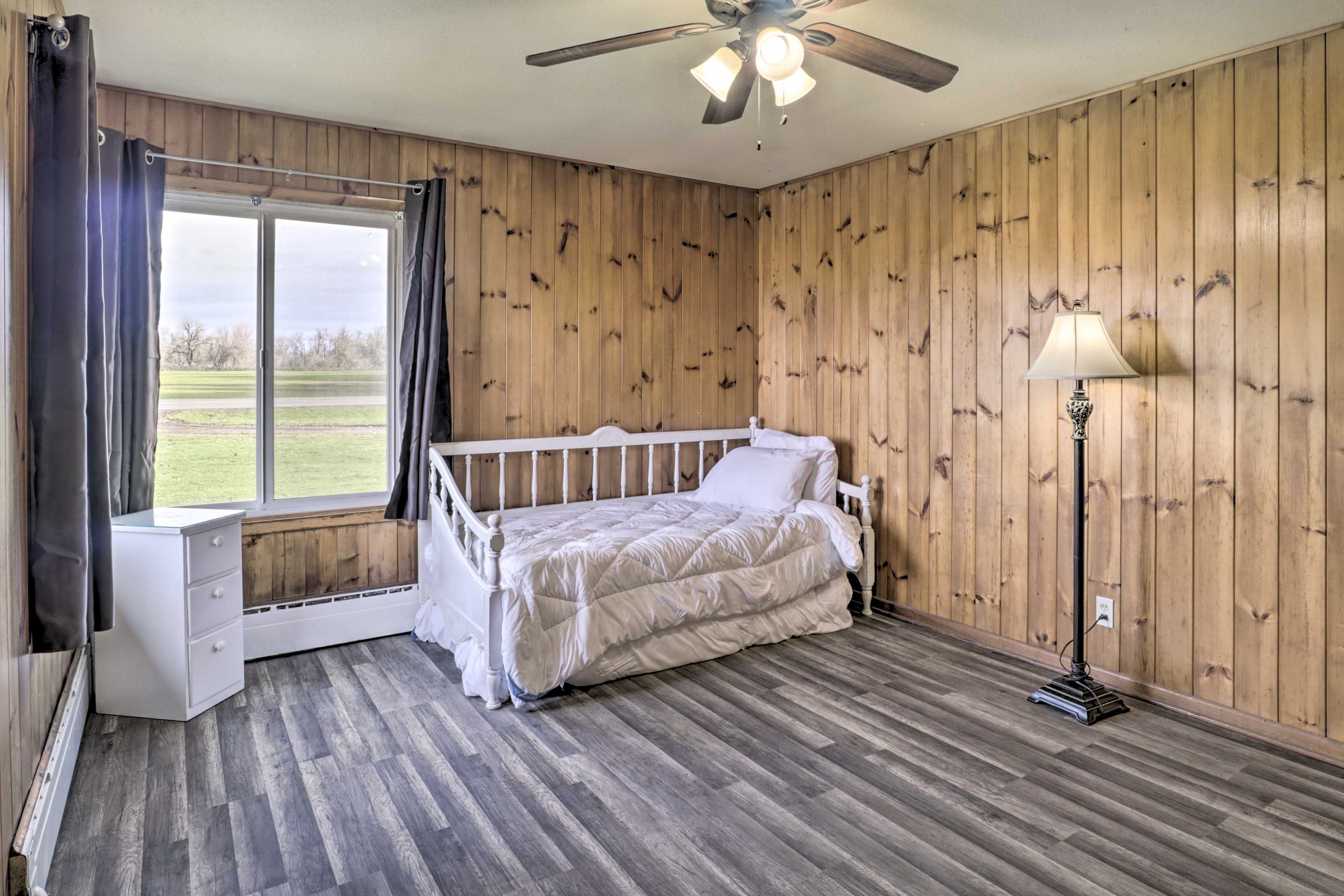 Bedroom 3 | Twin Daybed w/ Trundle