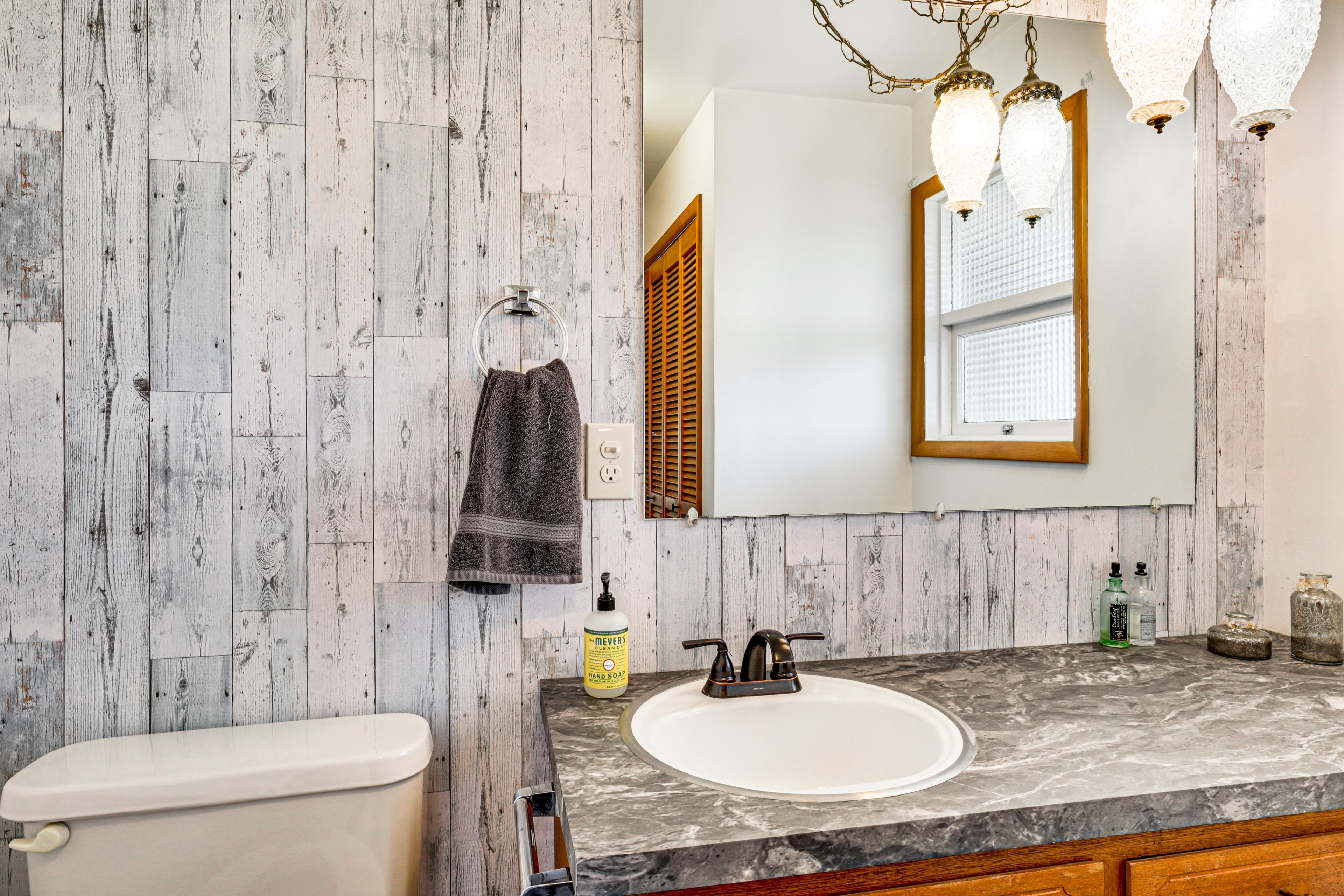Half Bathroom | Towels Provided