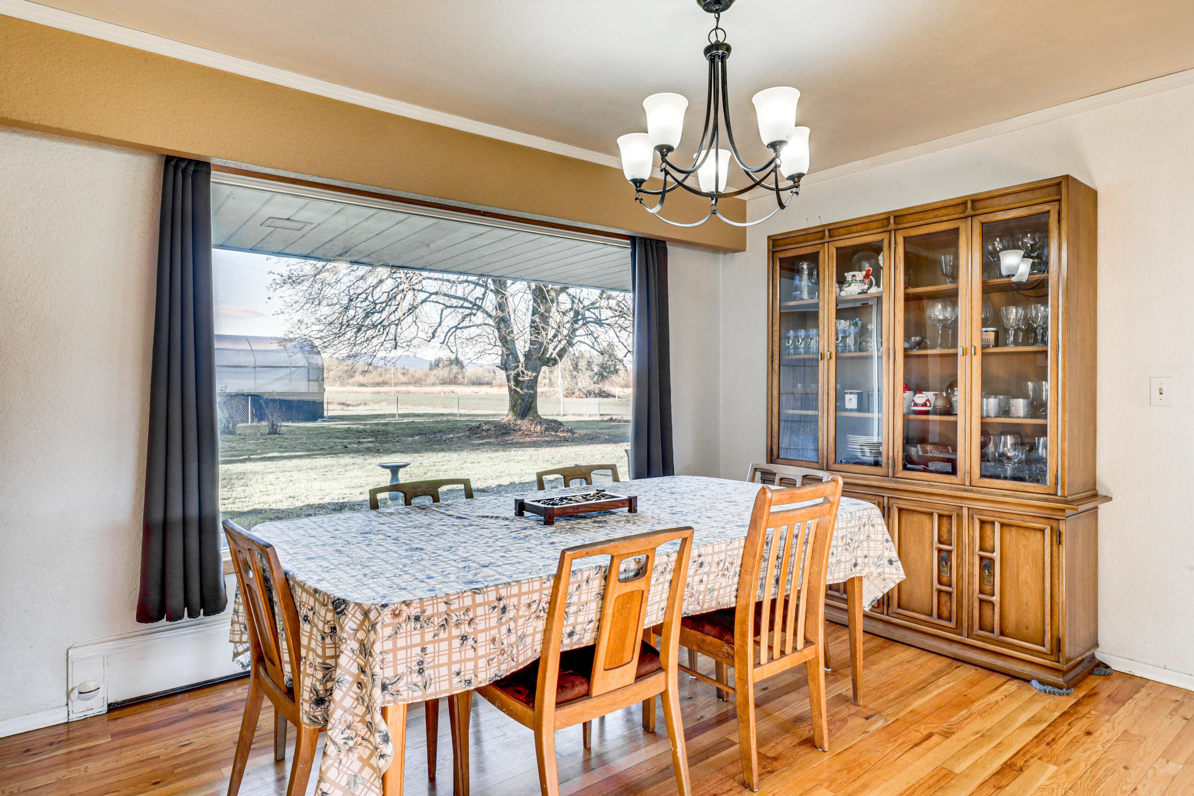 Dining Area | Dishware Provided