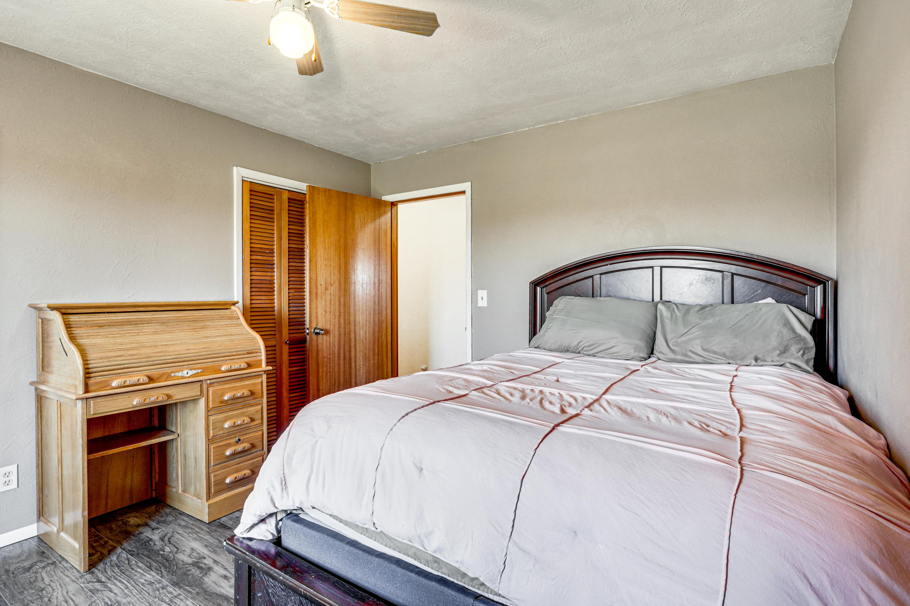 Bedroom 3 | Queen Bed