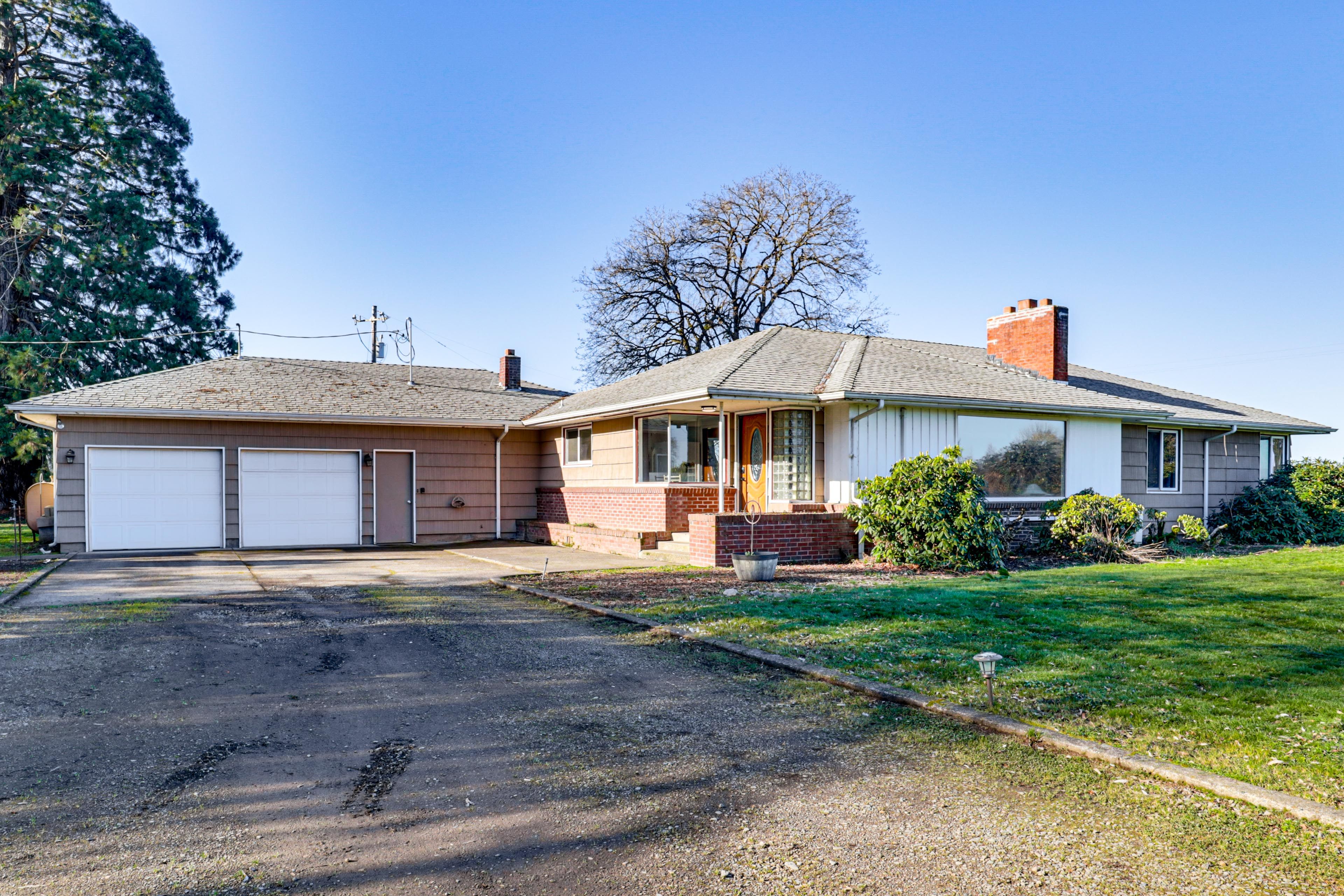 Parking | Driveway (6 Vehicles) | Garage (2 Vehicles) | RV/Trailer Permitted