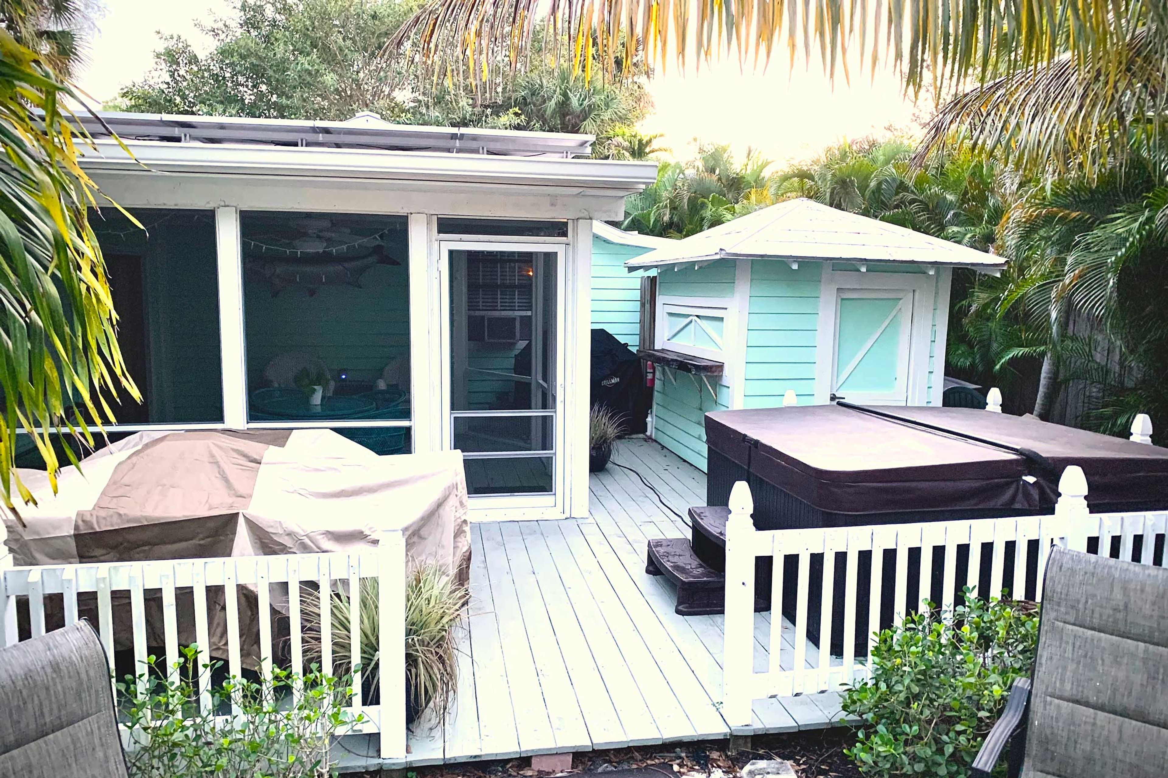 Deck | Gas Grill | Hot Tub