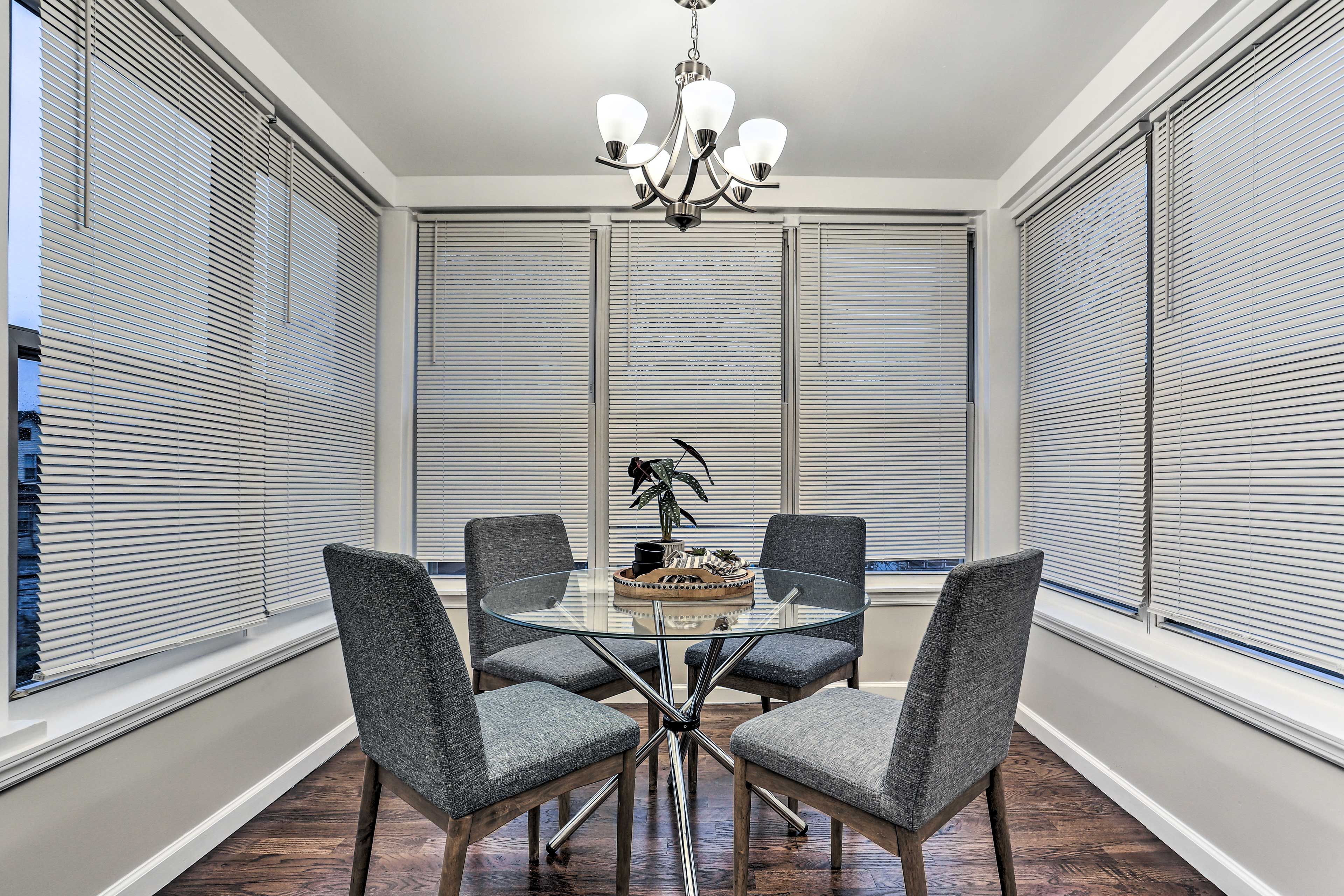 Dining Area | Dishware & Flatware Provided