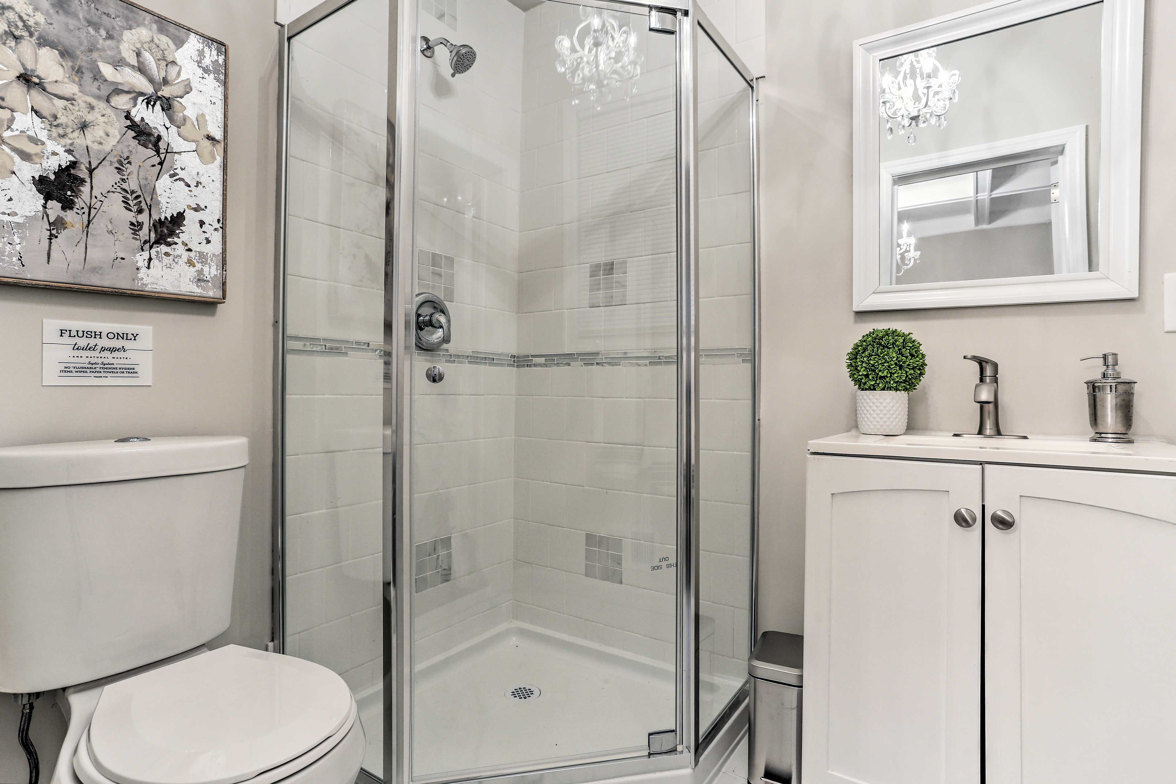 Full Bathroom | Towels Provided | Complimentary Toiletries