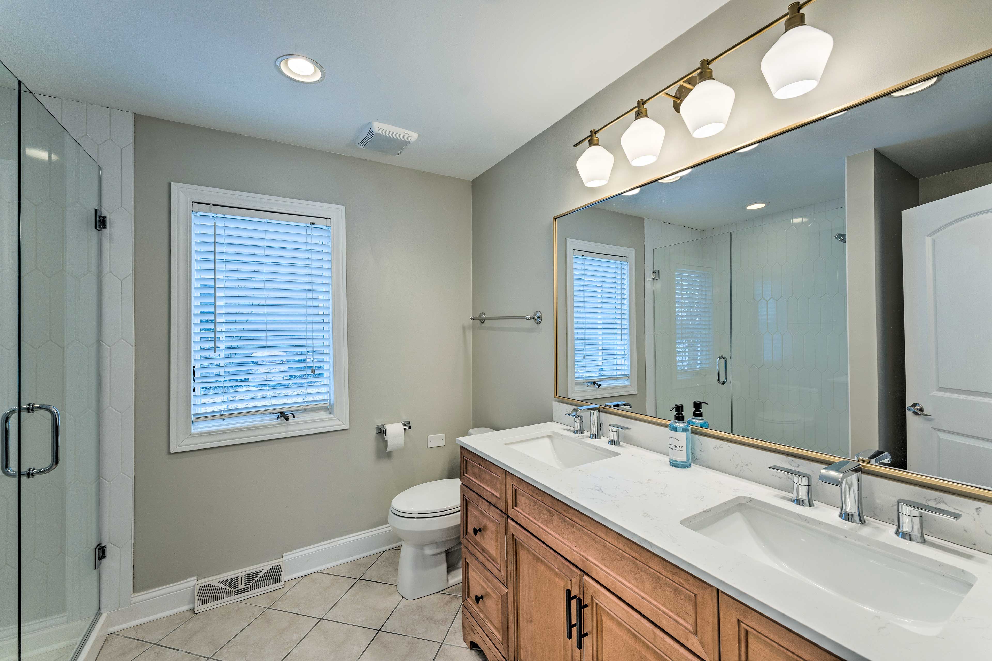 Full Bathroom | Main Floor | Towels Provided