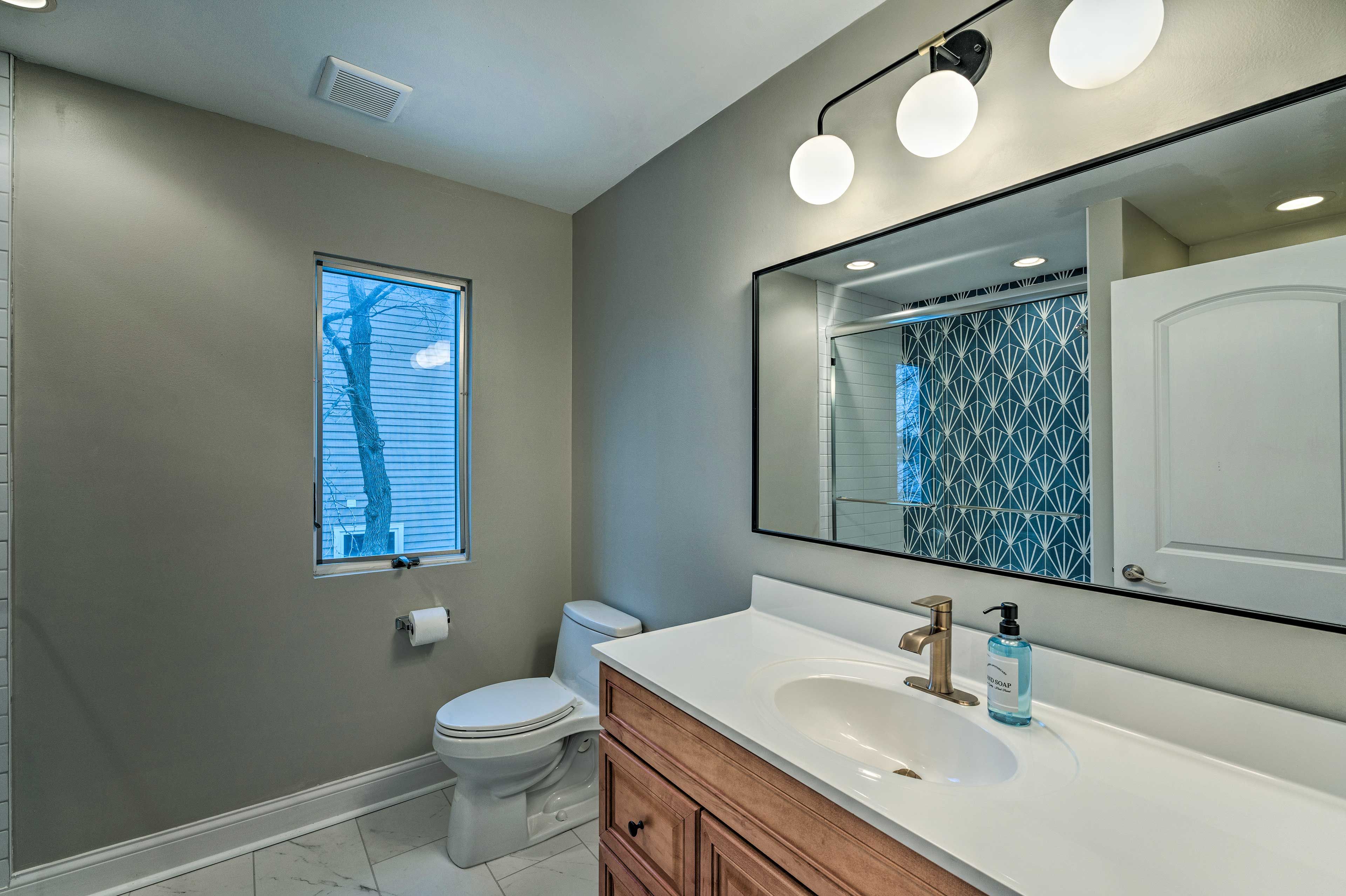 Full Bathroom | 2nd Floor | Complimentary Toiletries