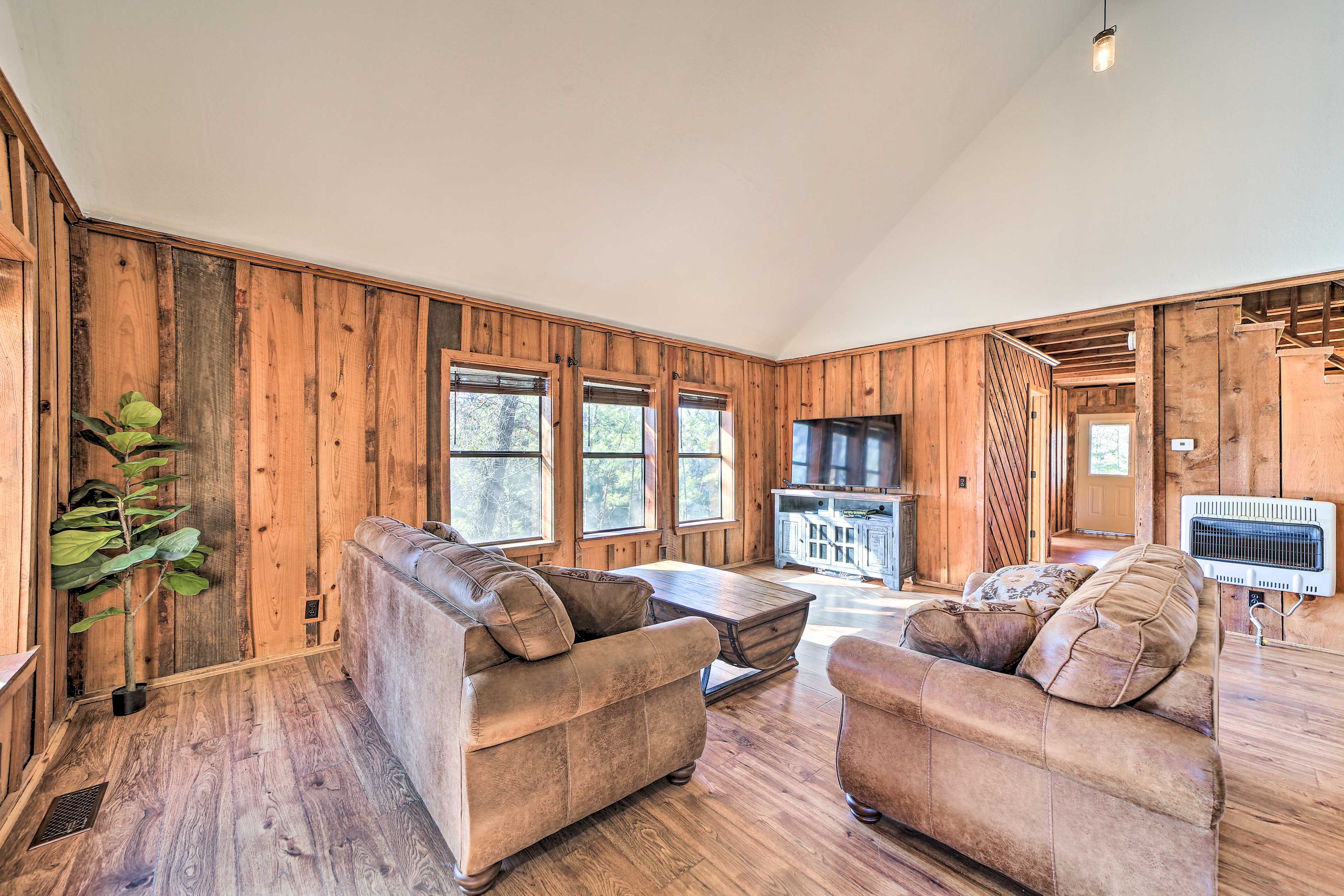 Living Room | Smart TV | Central Heating & Air Conditioning | Ceiling Fans