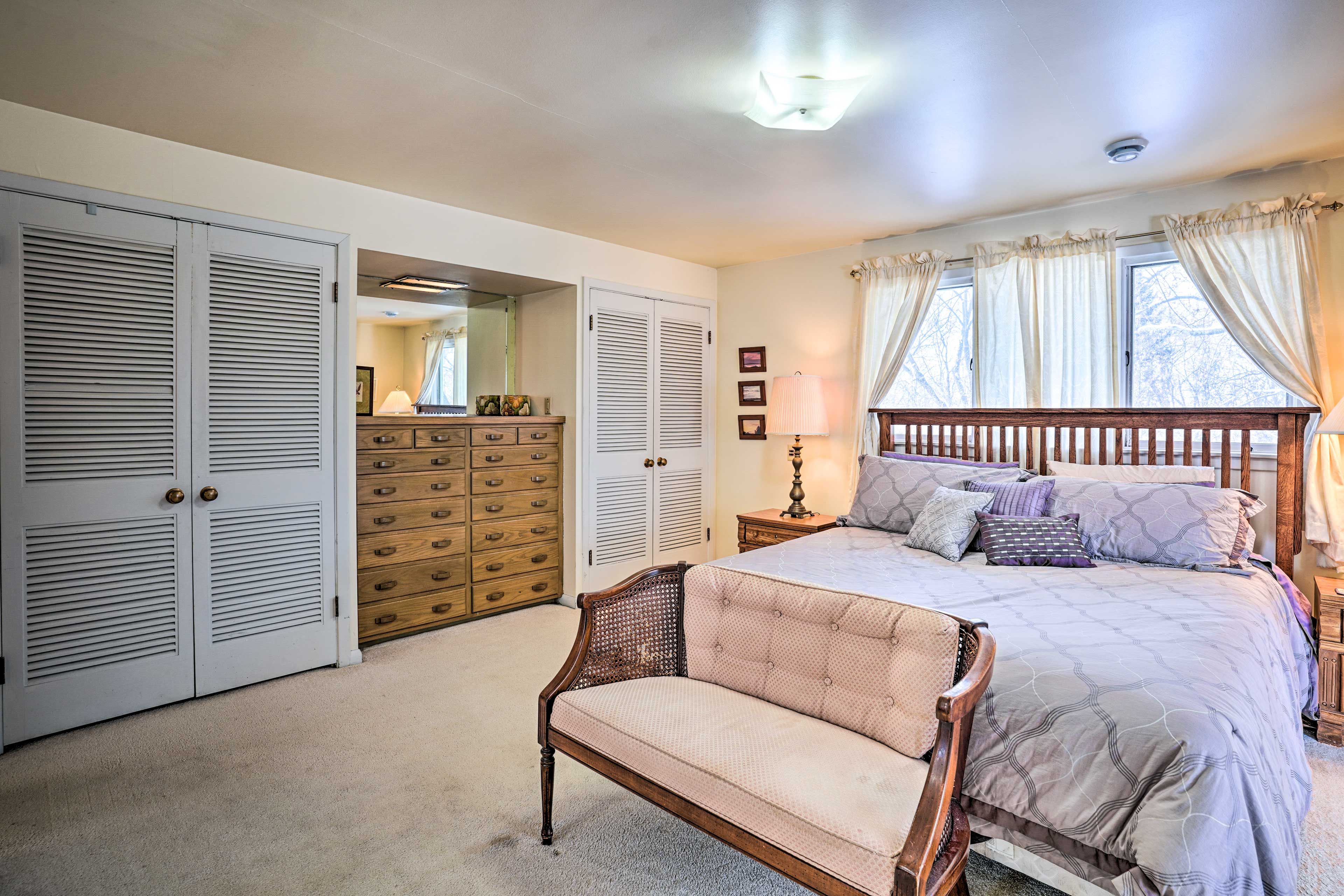 Bedroom 1 | California King Bed | Twin Bed |  En-Suite Bathroom | 2nd Floor