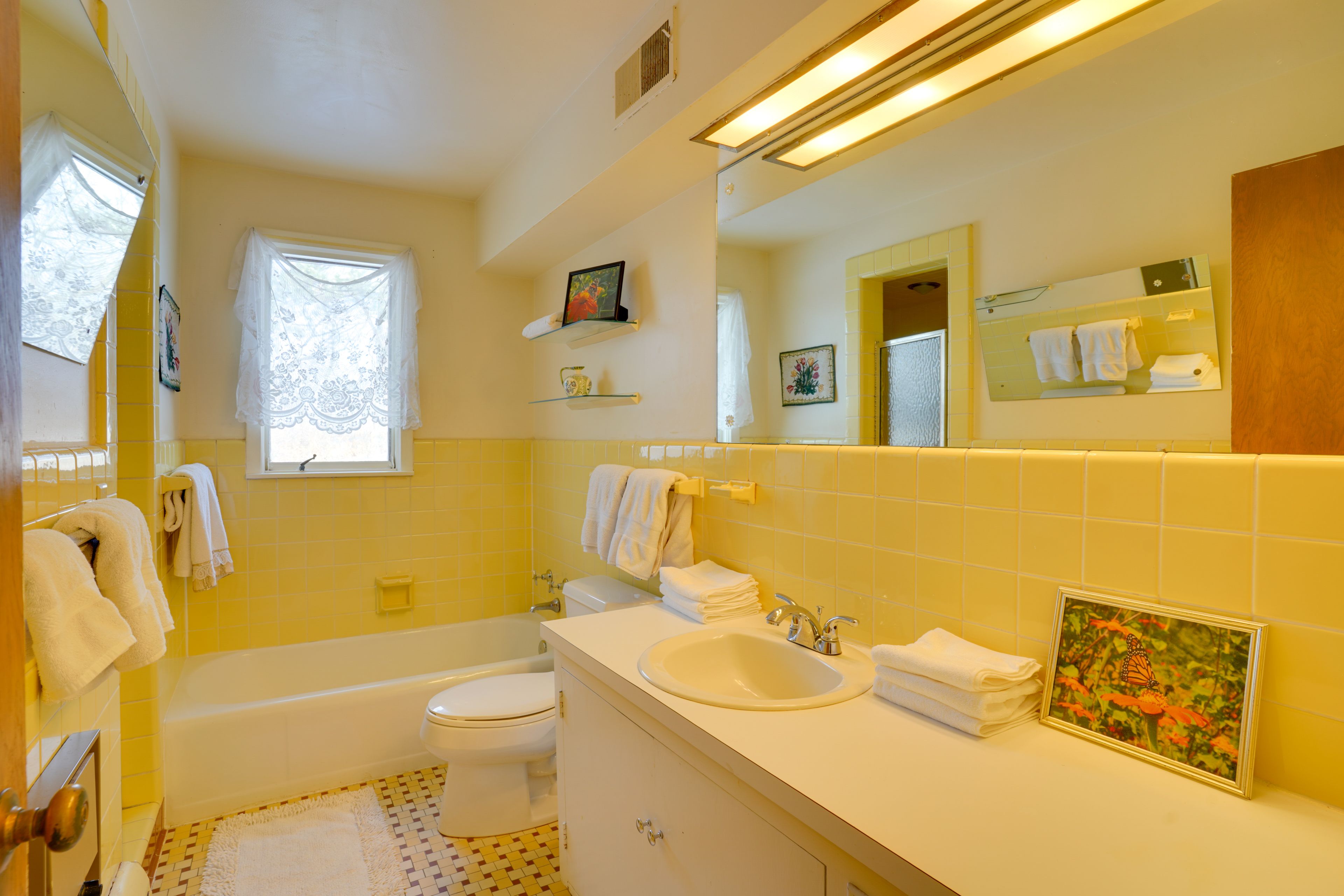 Full Bath | Towels Provided | Hair Dryer | 2nd Floor