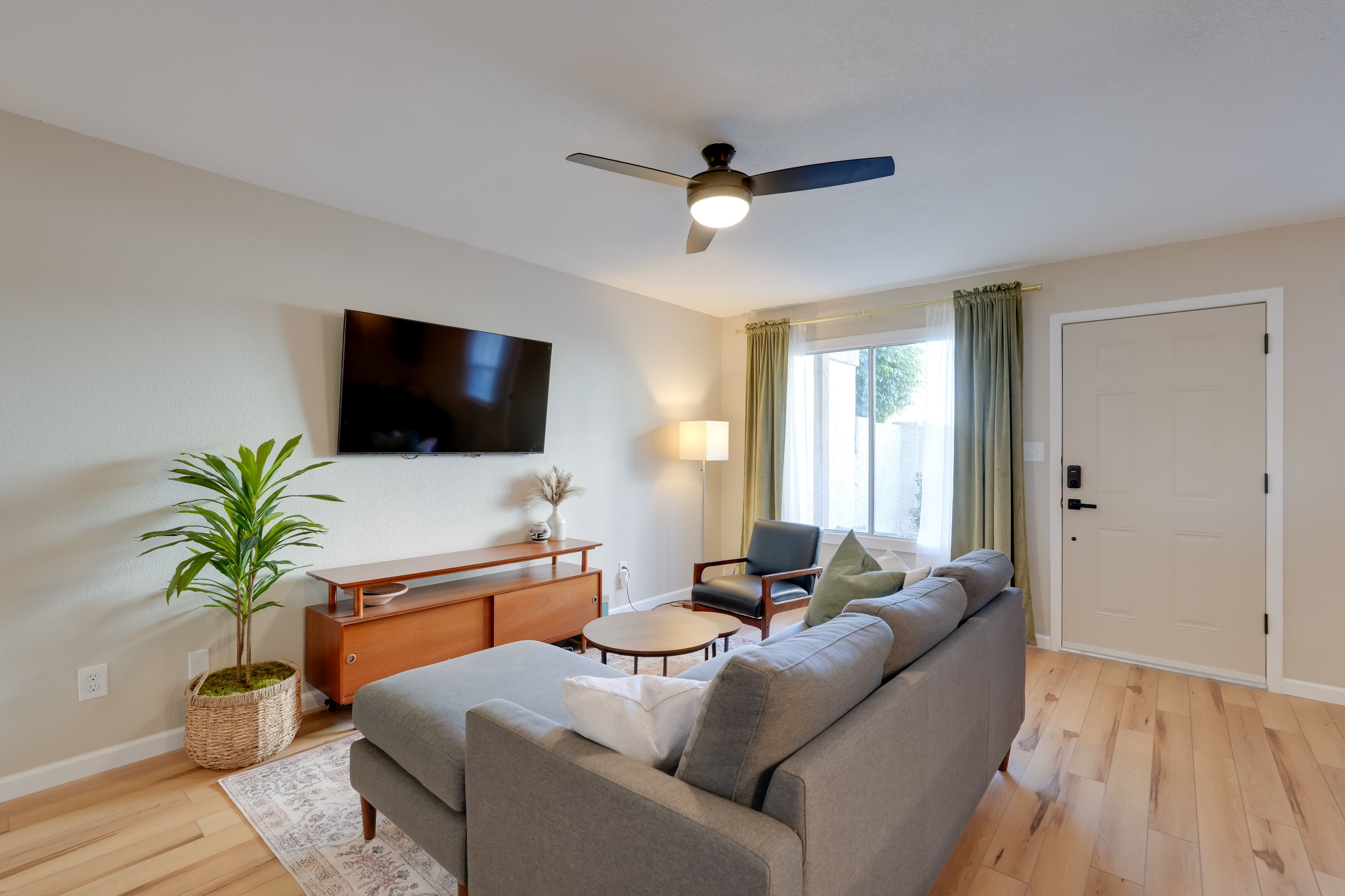 Living Room | Free WiFi | Central A/C | Smart TV