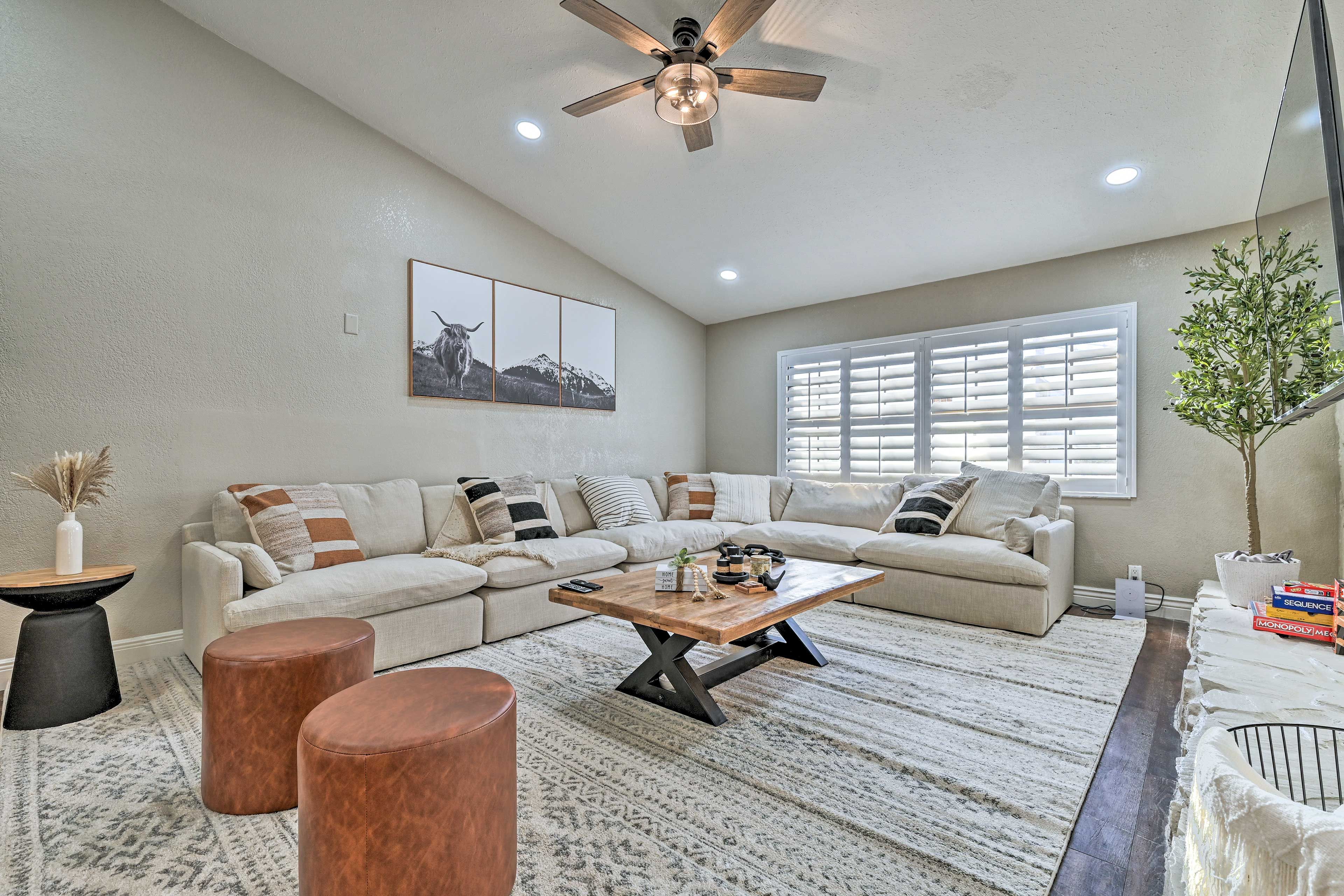 Living Room | Free WiFi | Keyless Entry | Smart TVs