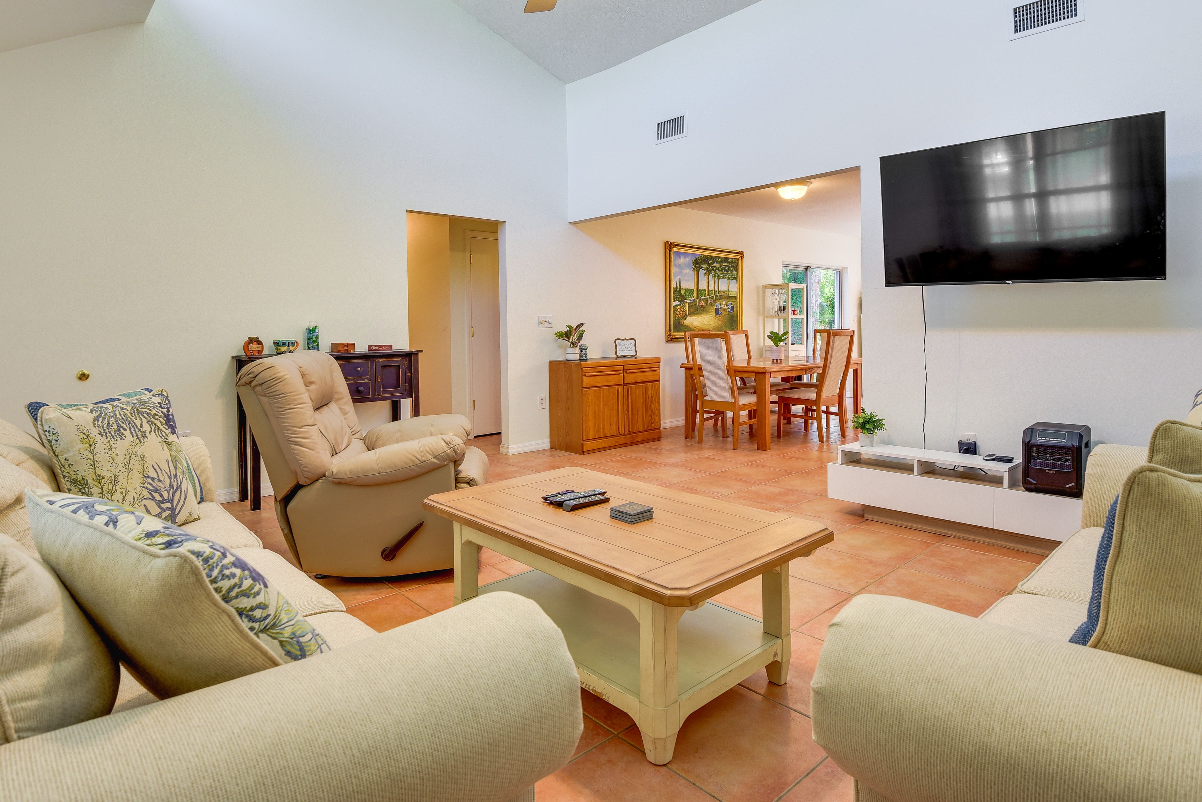 Living Room | Flat-Screen TV | Central Air Conditioning/Heat