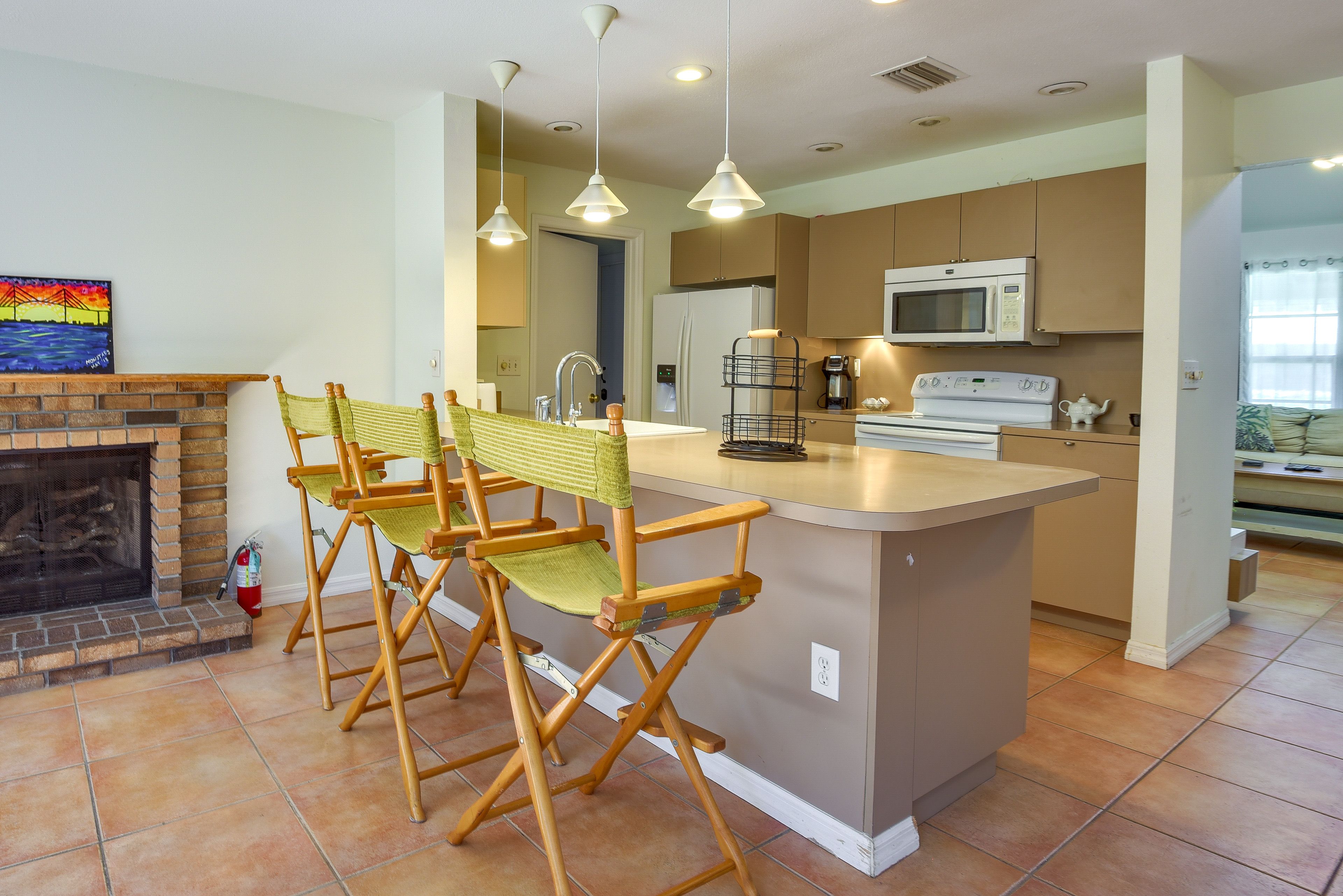 Kitchen | Fireplace | Dishwasher | Coffee Maker