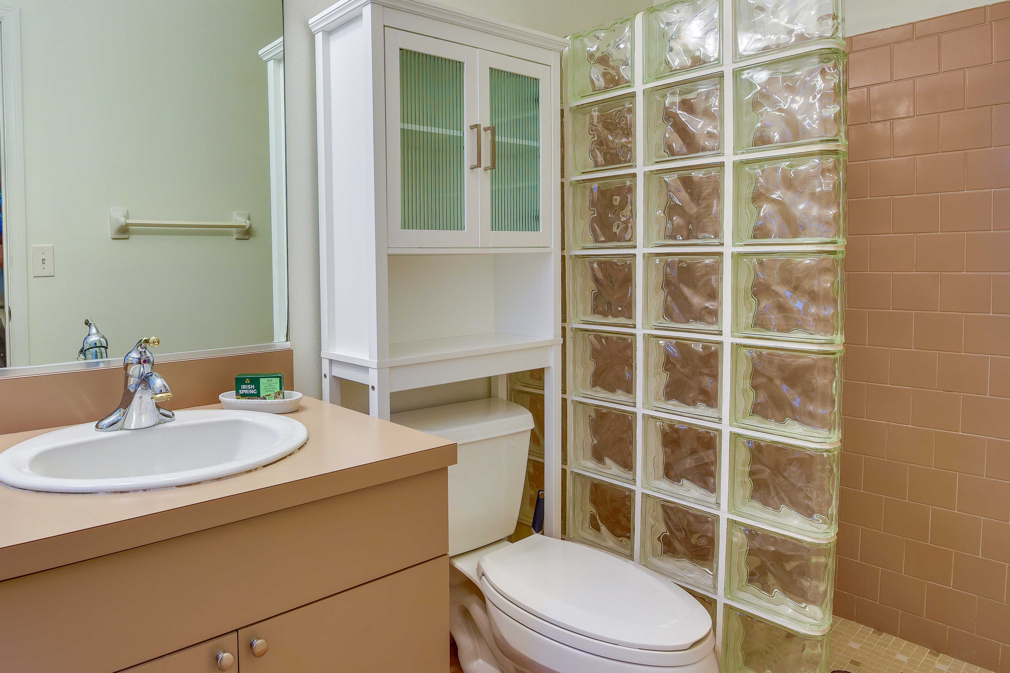 Full Bathroom | Complimentary Toiletries