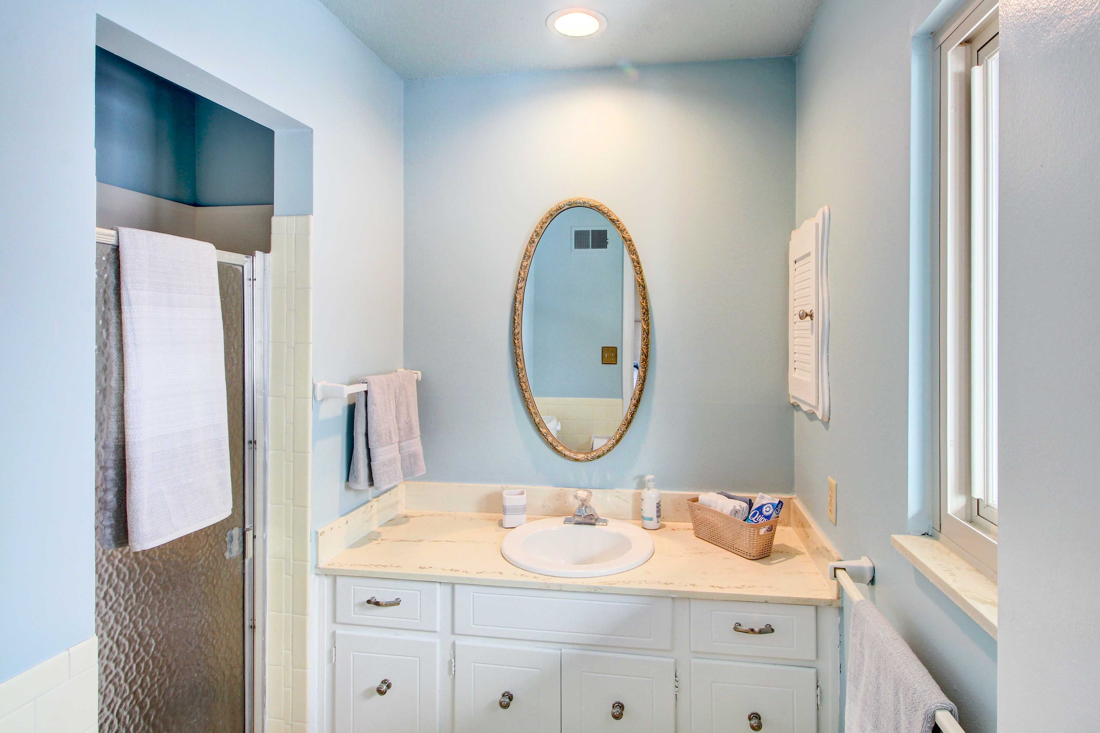 Full Bathroom | 2nd Floor | Complimentary Toiletries