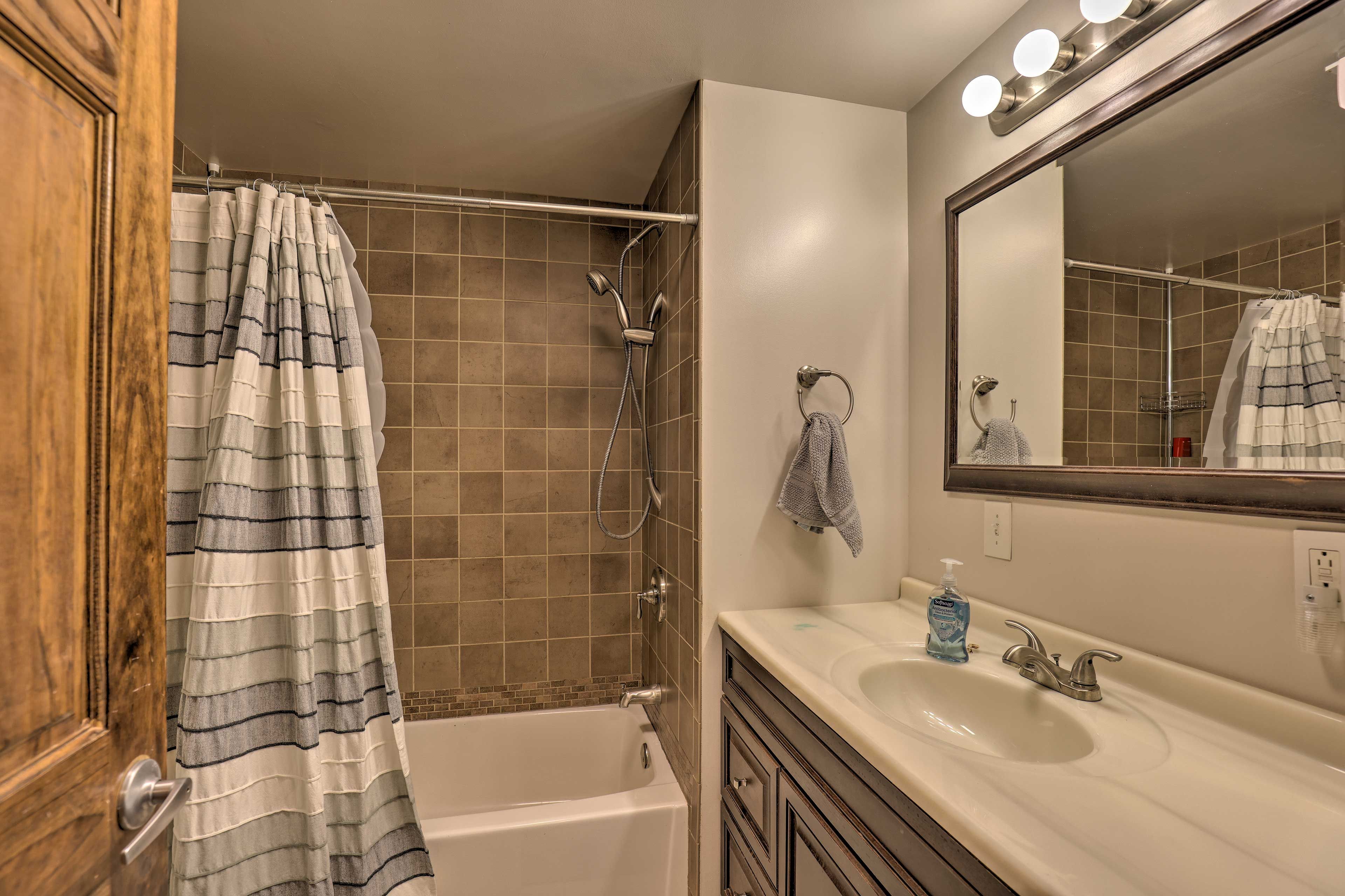 Full Bathroom | 1st Floor | Towels Provided | Complimentary Toiletries