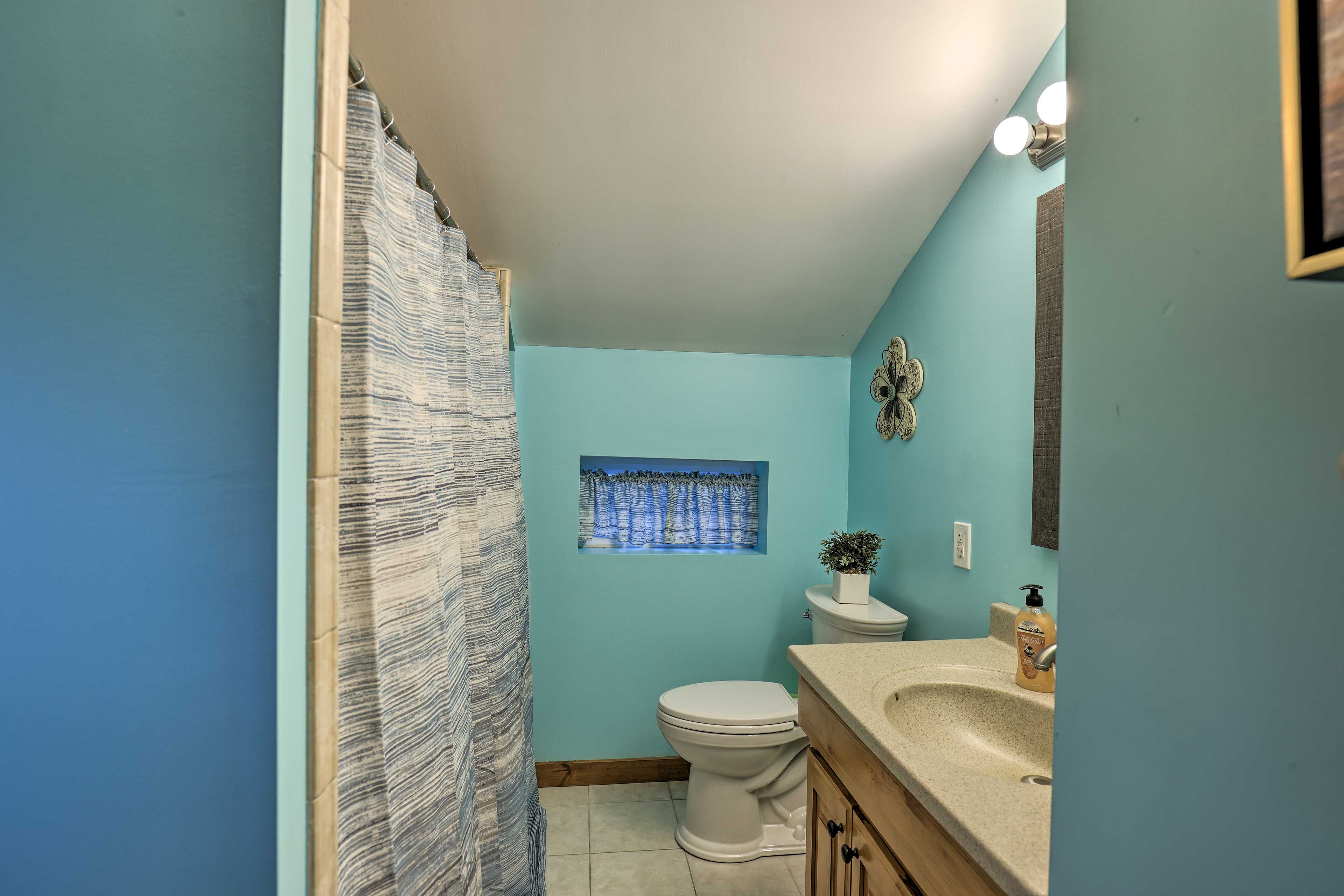 Full Bathroom | 2nd Floor | Jetted Tub