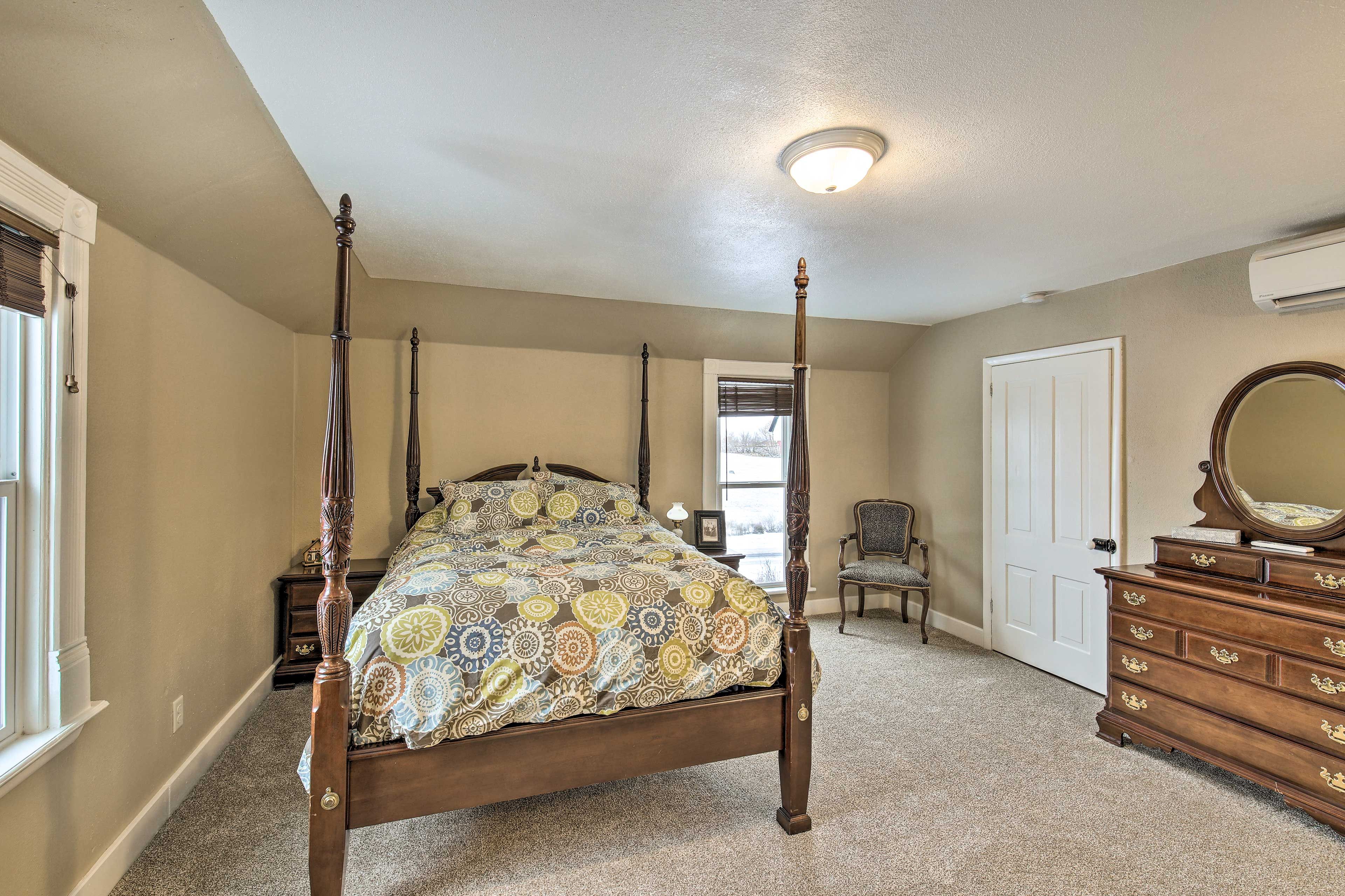 Bedroom 1 | Queen Bed