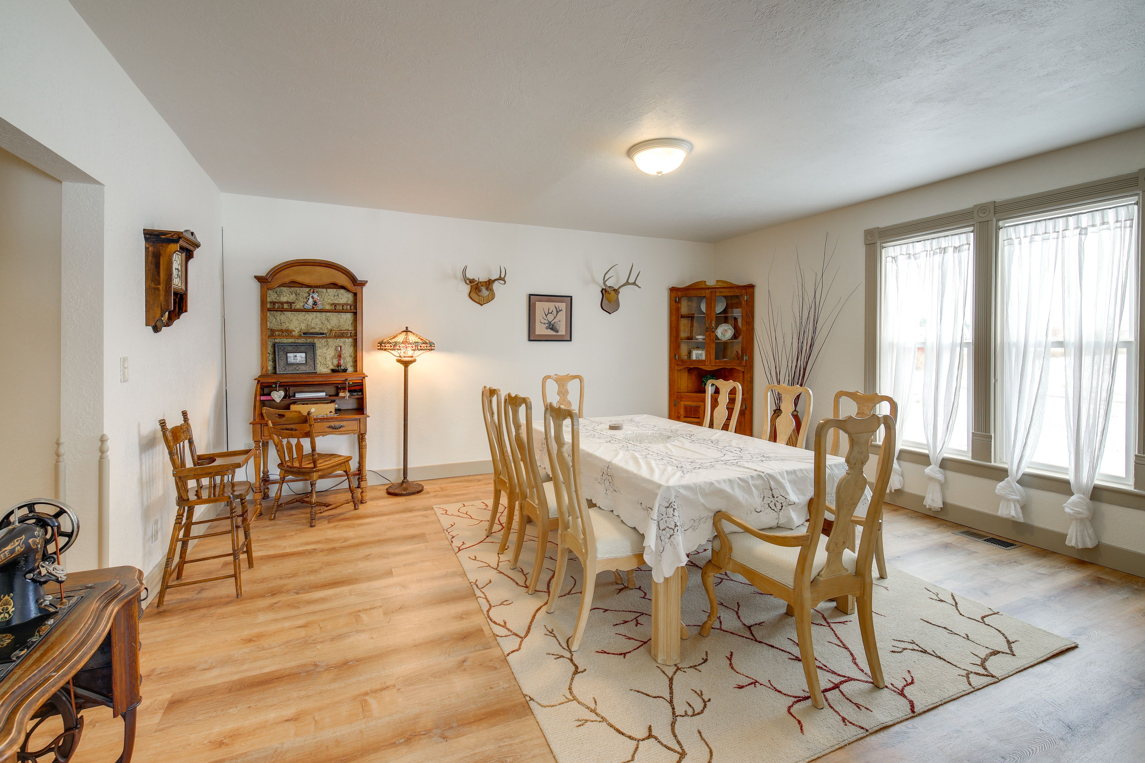 Dining Room | Dishware & Flatware Provided