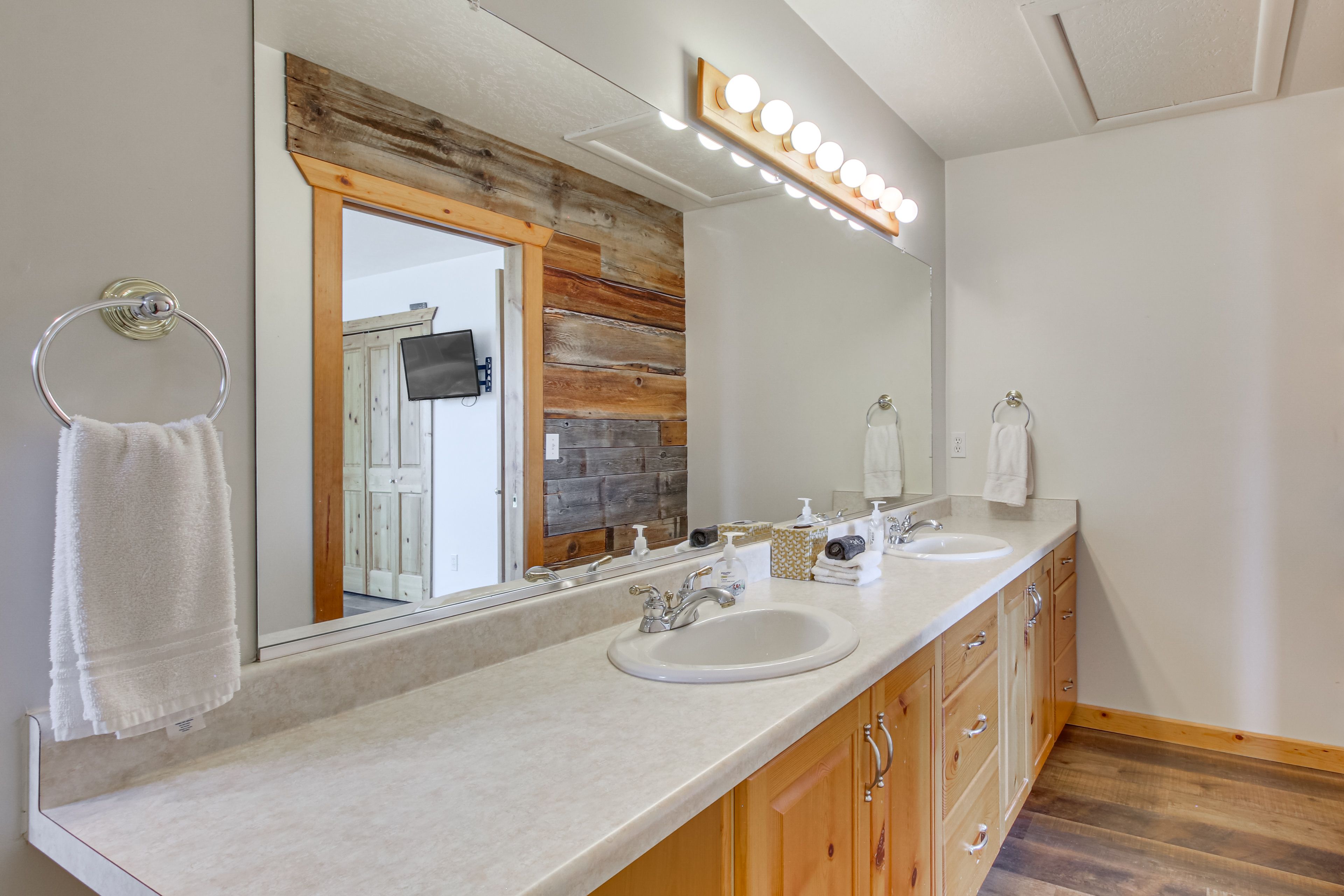 En-Suite Bathroom | Jetted Tub | Shower | Washer & Dryer | Main Level
