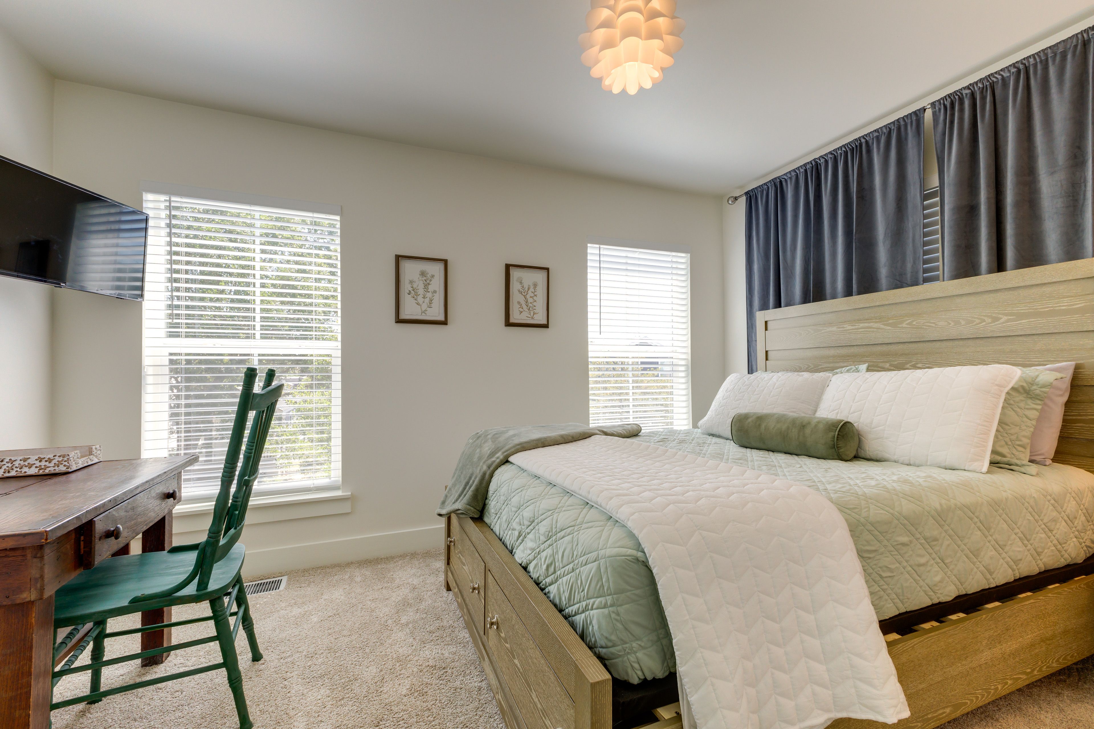 Bedroom 1 | Queen Bed | Upper Level | Smart TV | Linens Provided